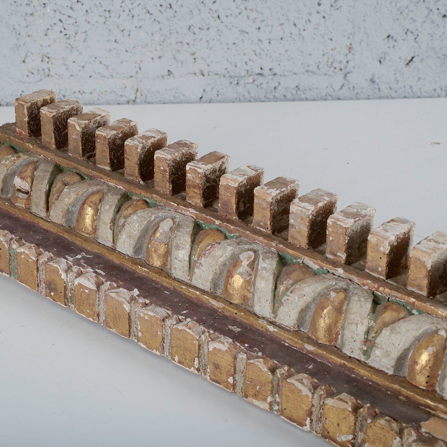 Cornice dentellata frammento decoro