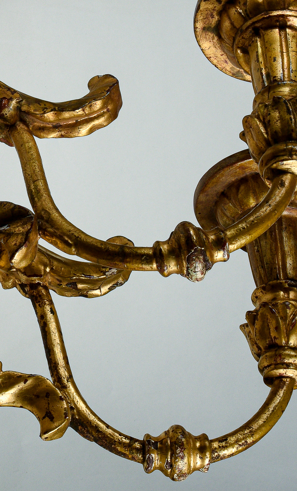 Coppia di applique torciere a muro in ferro lavorato con parti tornite in legno dorate a foglia oro Italia Luigi XV