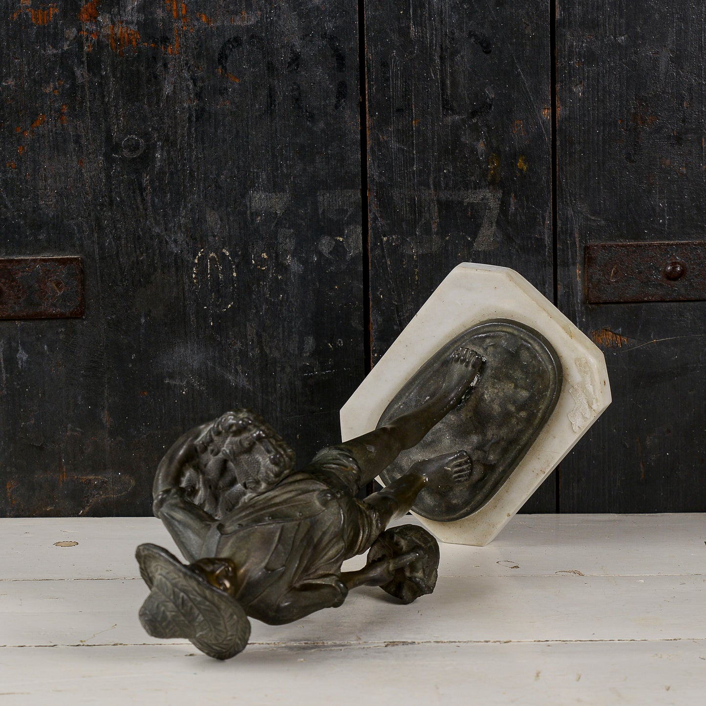 Statua scultura in metallo bronzo ragazzo pescatore con ceste di pesci e polipi XX secolo