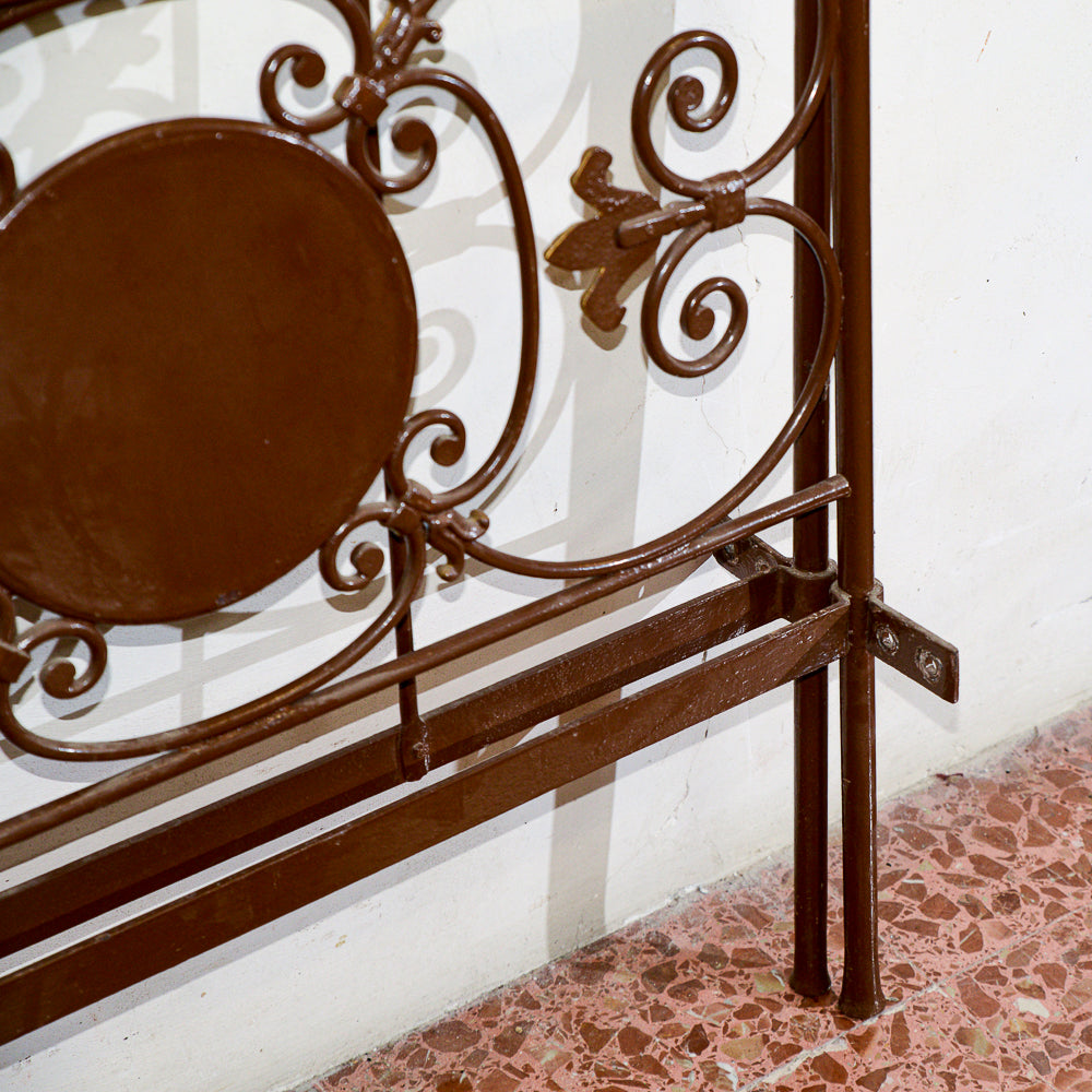 Letto in ferro battuto singolo con decori dorati e struttura verniciata marrone formelle scene campestri