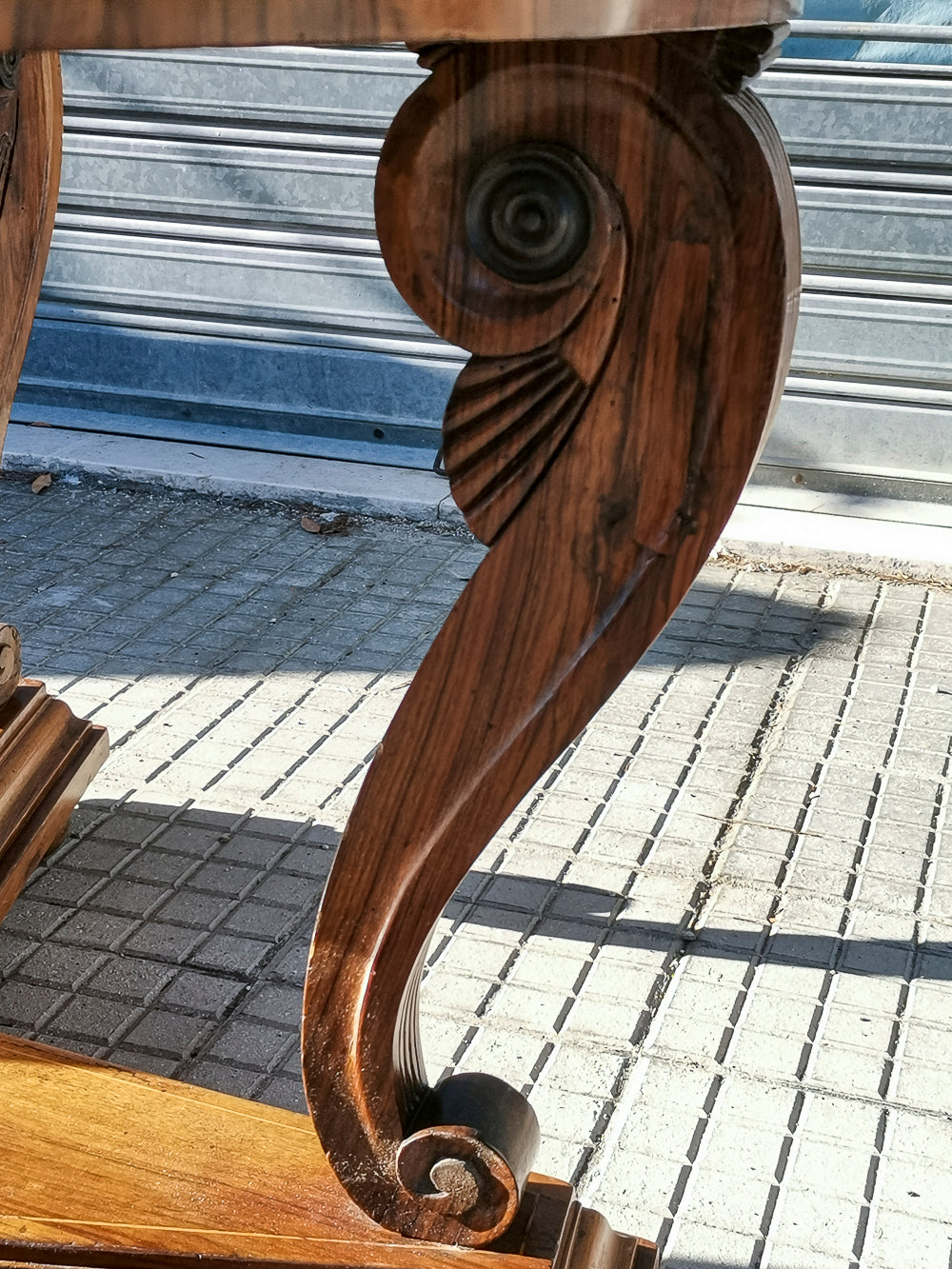 Tavolo rotondo da pranzo sala salotto ingresso di gusto Impero placcato in noce Italia 1870