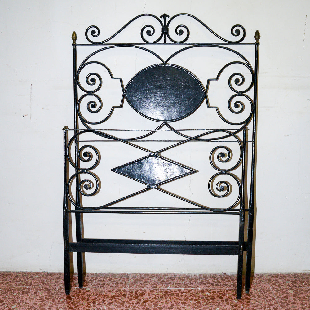 Letto in ferro battuto testata e pediera verniciate con paesaggio campestre e lacustre Italia 1800