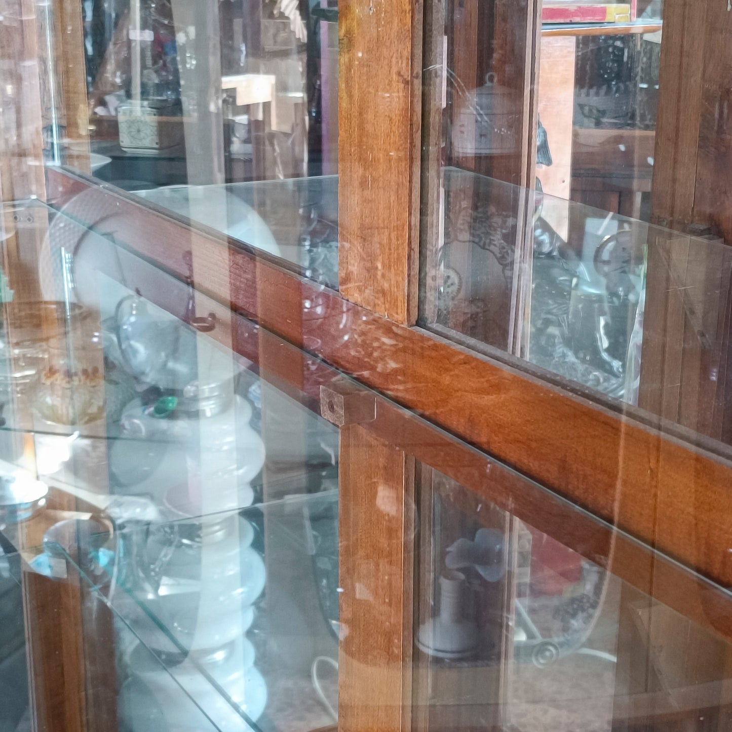 credenza vetrina con specchi alla schiena piani in vetro e cassetti