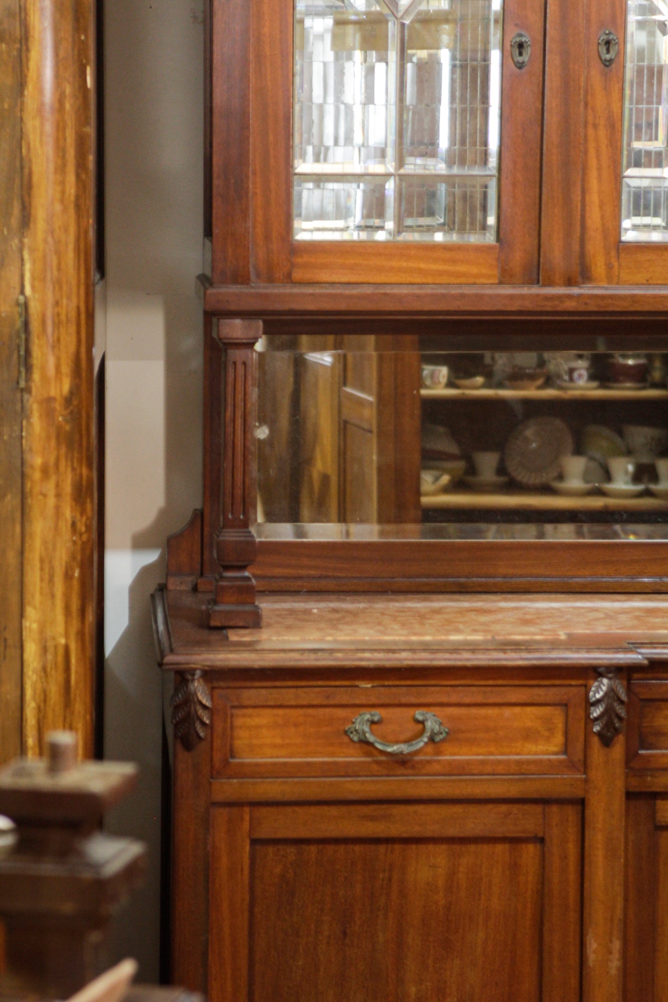CREDENZA IN NOCE, LIBERTY CON VETRI MOLATI E PIANO IN MARMO