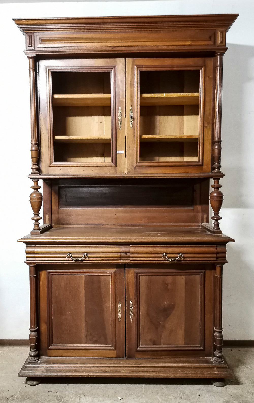 Credenza in noce massello a due corpi Italia seconda metà dell'800