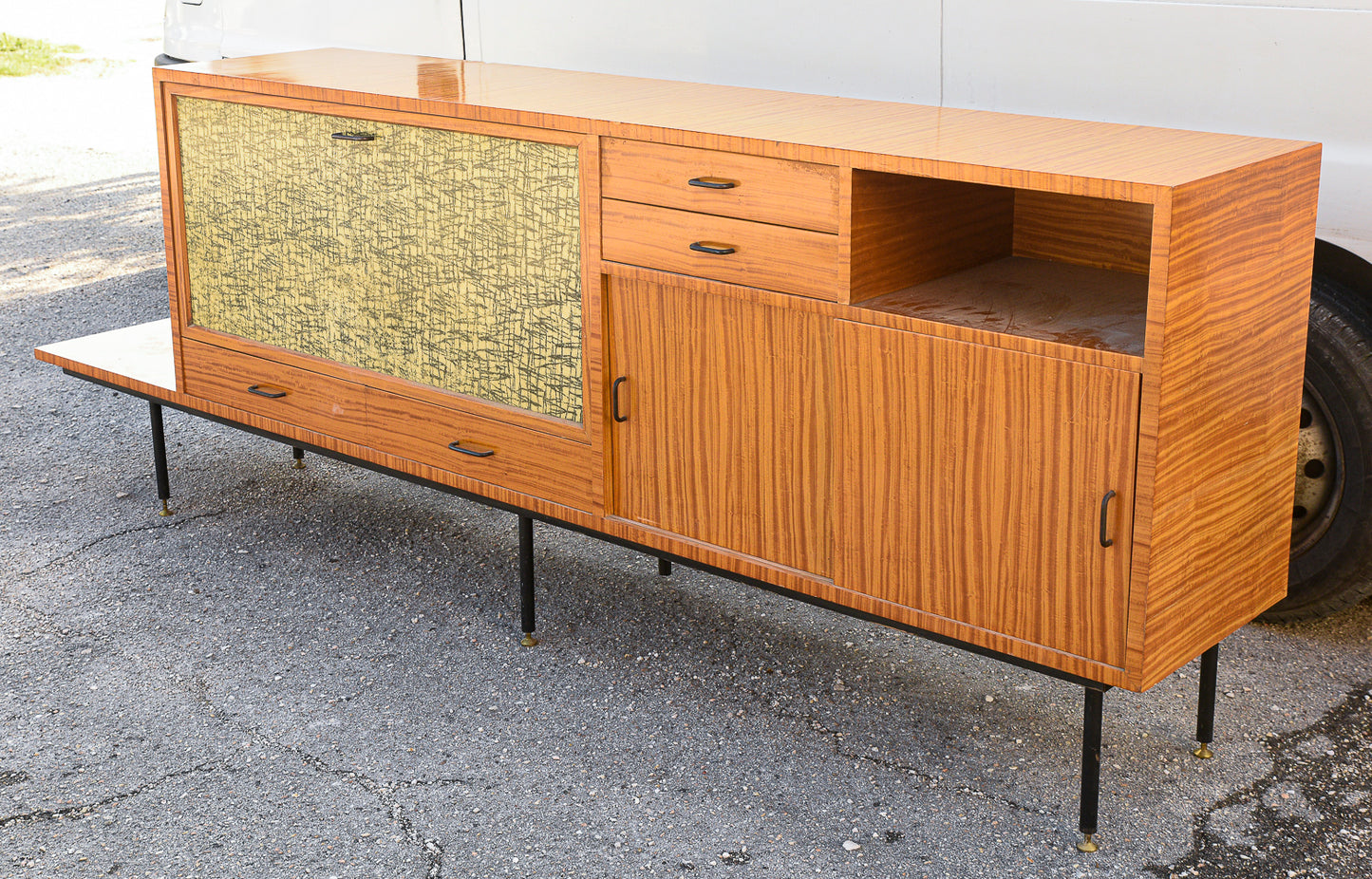 Credenza con sportello a ribalta decorato con foresta di bambù e tavolo penisola Italia 1960