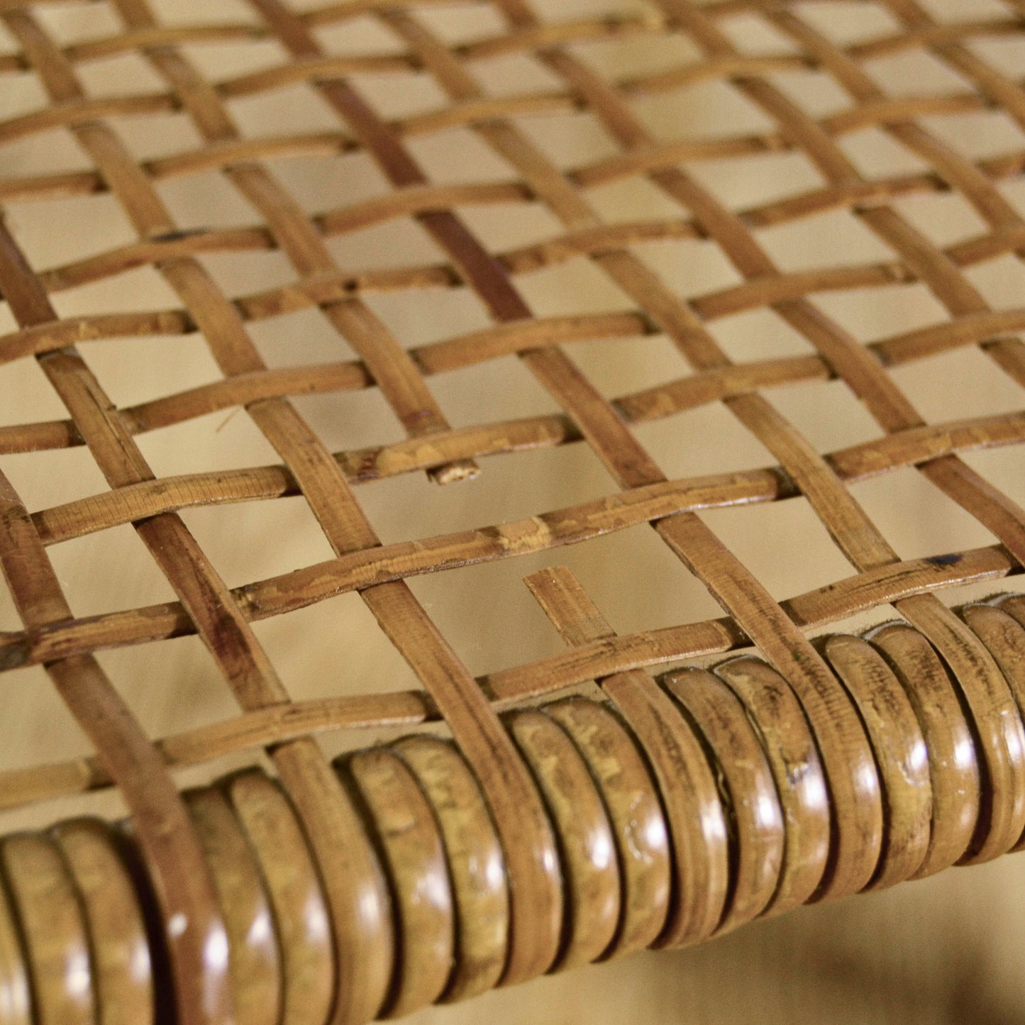 Tavolino Da Caffè Rotondo In Bambù E Rattan Con Piano In Vetro E Ripiano Intrecciato Anni 50
