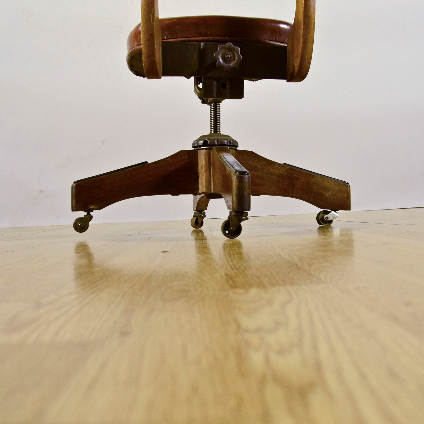 Sedia Girevole Da Ufficio D'epoca In Legno E Pelle Color Cuoio Primi 900