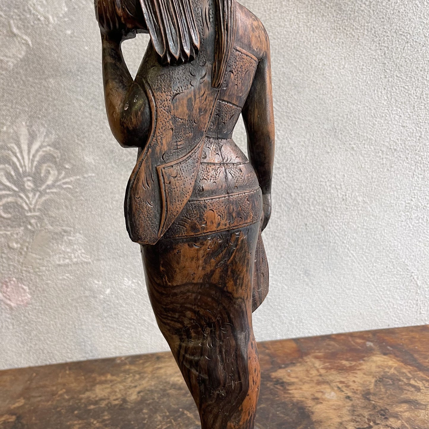 Scultura raffigurante una Donna Balinese su mogano intagliato a mano anni 60