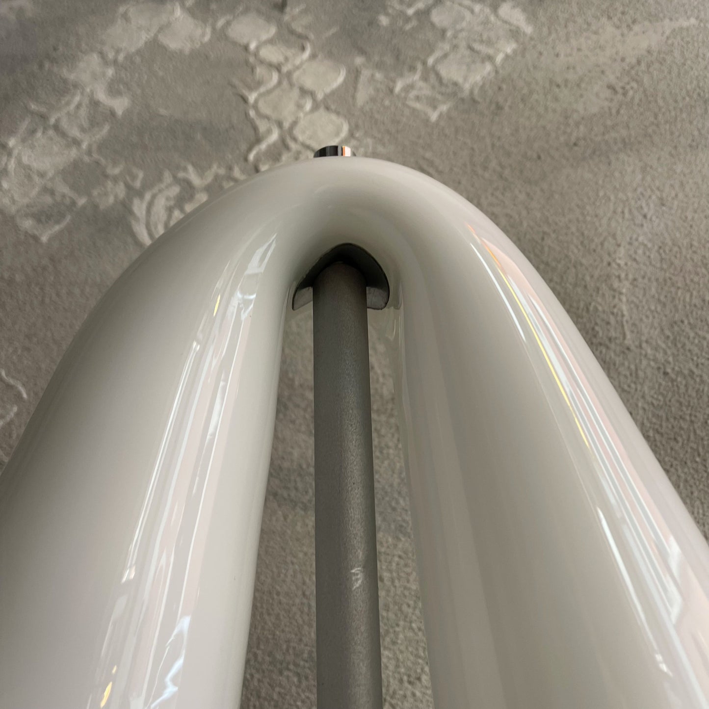Lampada da tavolo Space Age Paralume curvo in vetro opalino a due luci attribuibile a MAZZEGA