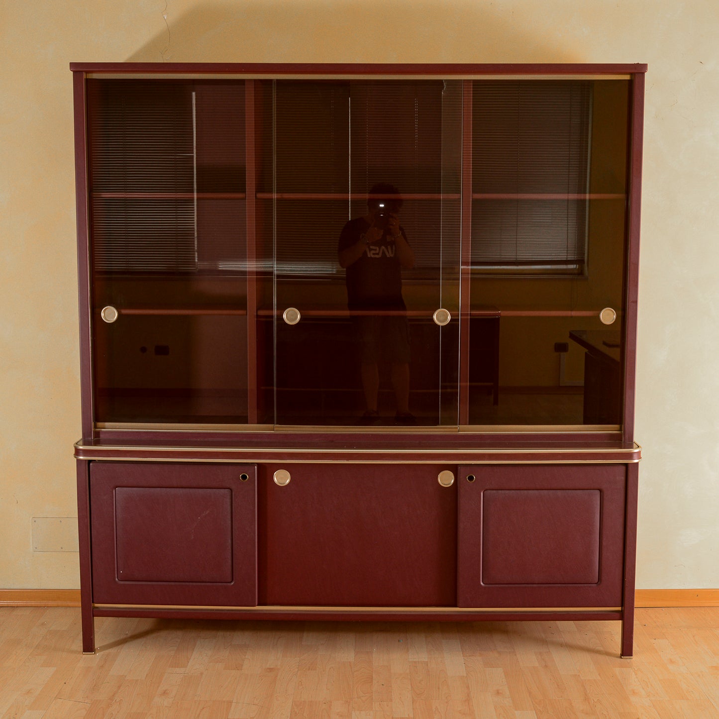 Credenza doppio corpo anni 50 Umberto Mascagni rivestita in similpelle bordeaux