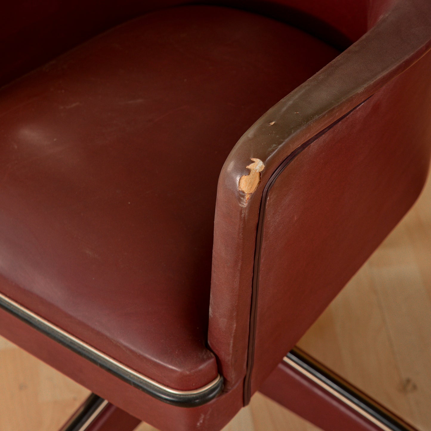 Coppia di poltrone anni 50 Umberto Mascagni in similpelle bordeaux