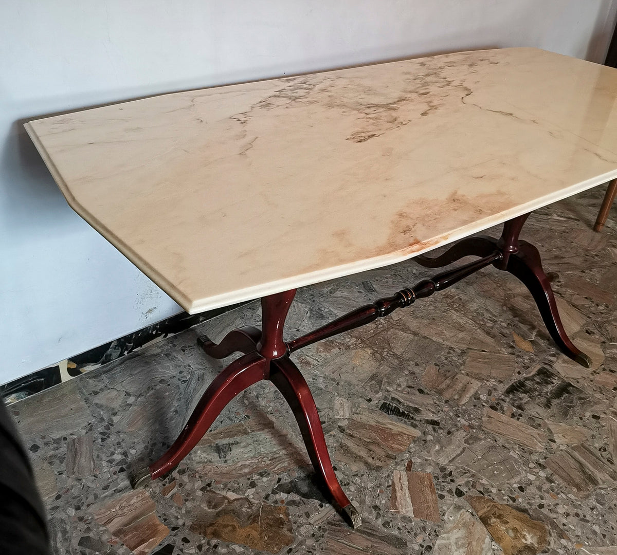 Tavolo base in legno verniciato rosso lucido e puntali in ottone piano in marmo Italia 1960
