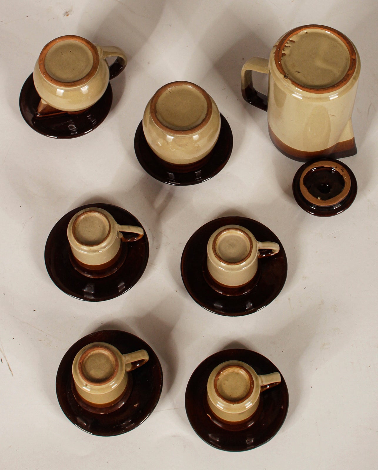 SERVIZIO DA CAFFé IN TERRACOTTA SMALTATA MARRONE E GIALLO CREMA ITALIA 1970