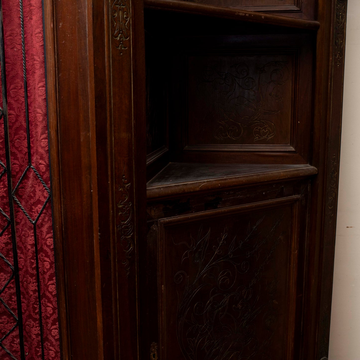 Credenza scantonata libreria 3 ante legno massello griglia in metallo epoca 1890