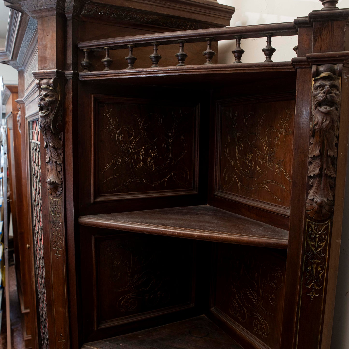 Credenza scantonata libreria 3 ante legno massello griglia in metallo epoca 1890