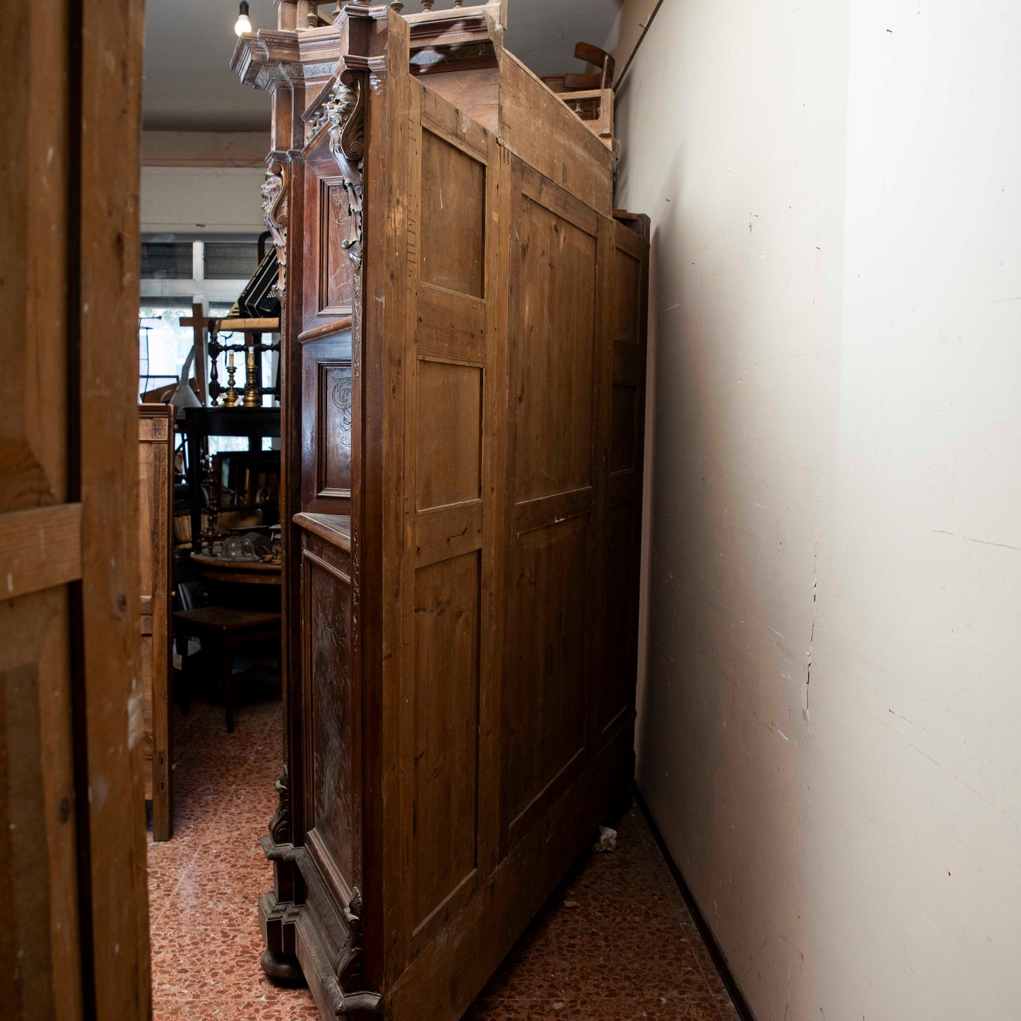 Credenza scantonata libreria 3 ante legno massello griglia in metallo epoca 1890