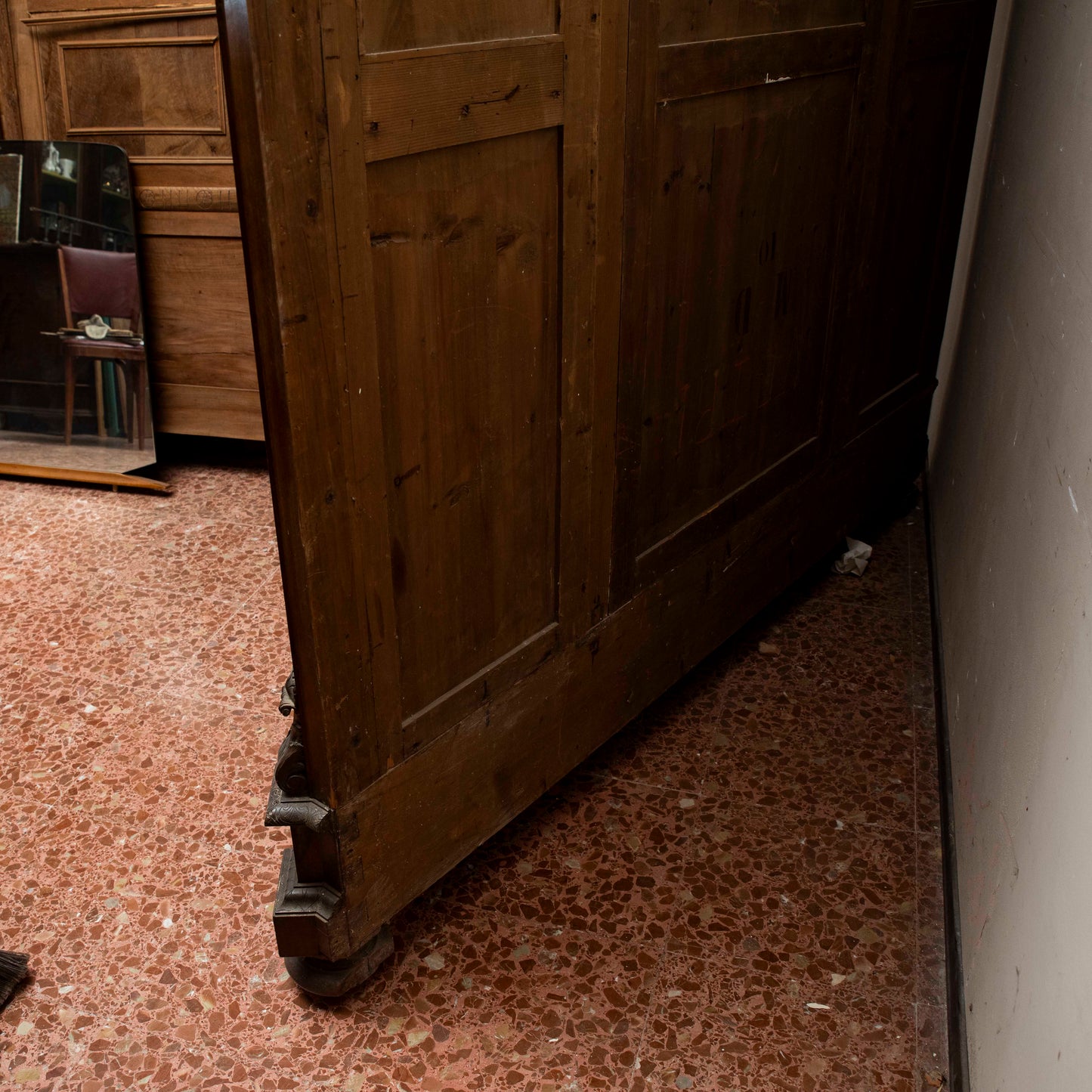 Credenza scantonata libreria 3 ante legno massello griglia in metallo epoca 1890