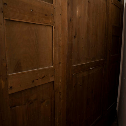 Credenza scantonata libreria 3 ante legno massello griglia in metallo epoca 1890