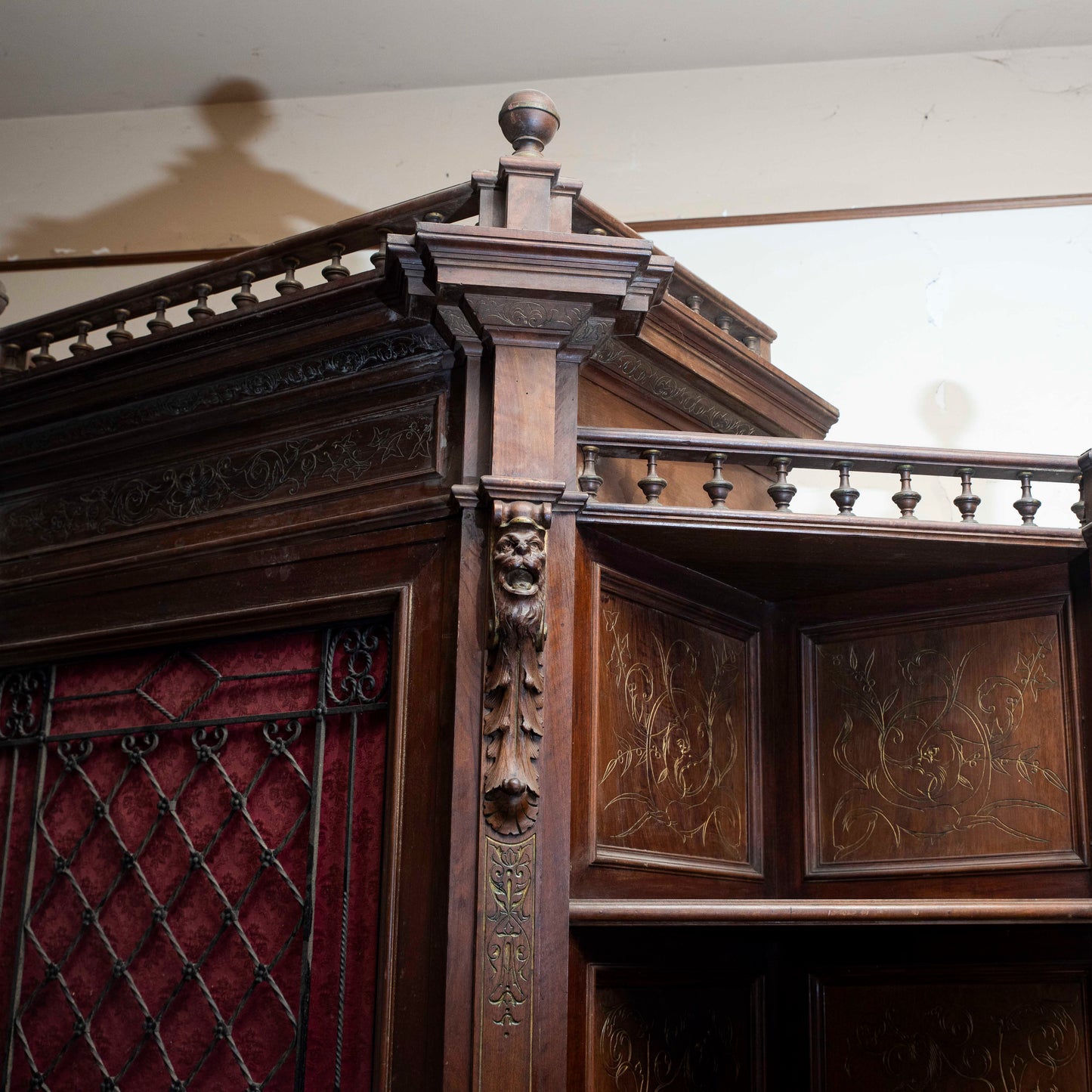 Credenza scantonata libreria 3 ante legno massello griglia in metallo epoca 1890