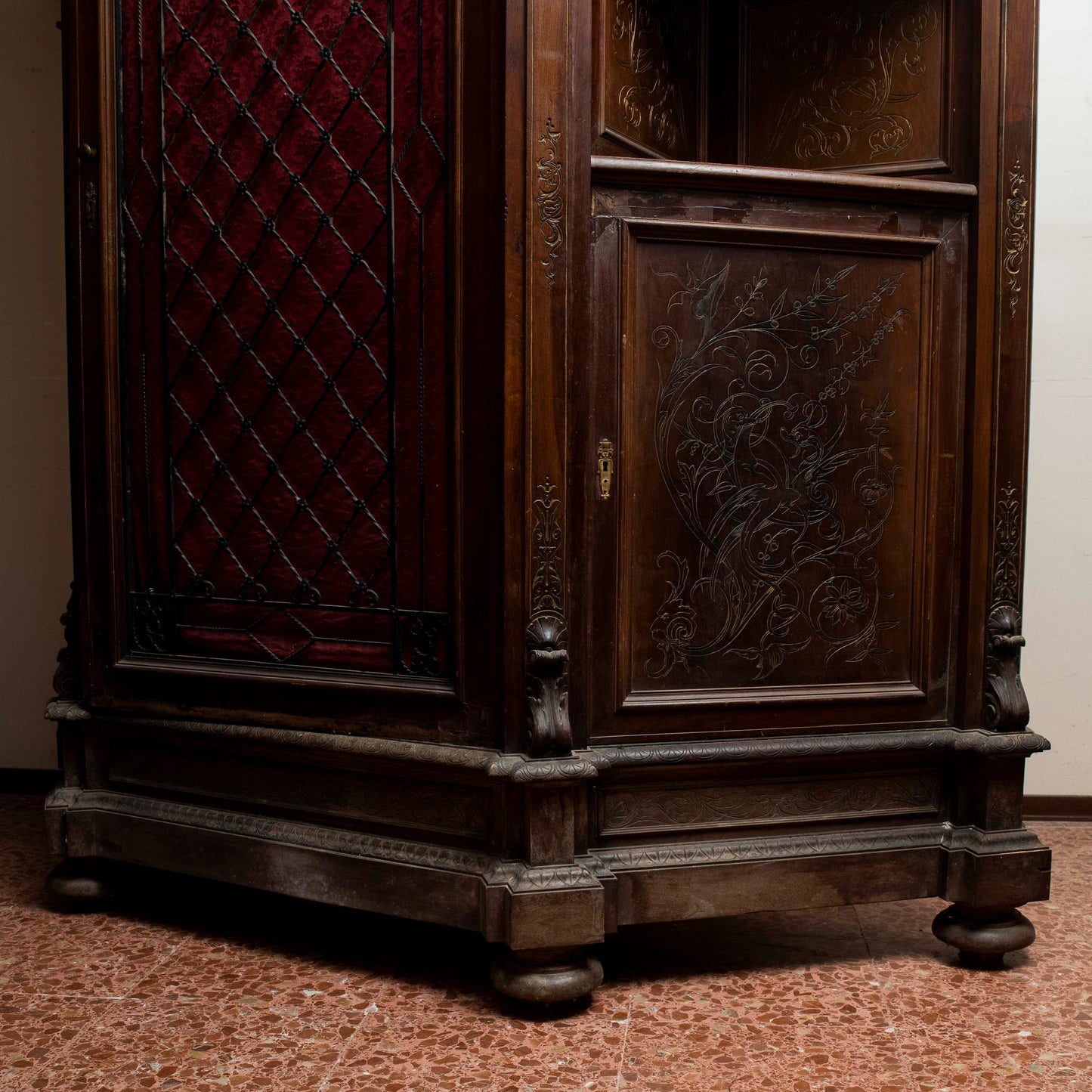 Credenza scantonata libreria 3 ante legno massello griglia in metallo epoca 1890