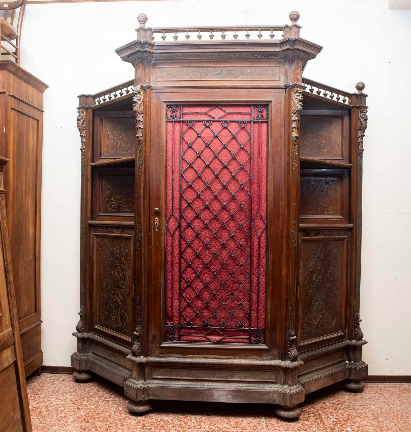 Credenza scantonata libreria 3 ante legno massello griglia in metallo epoca 1890