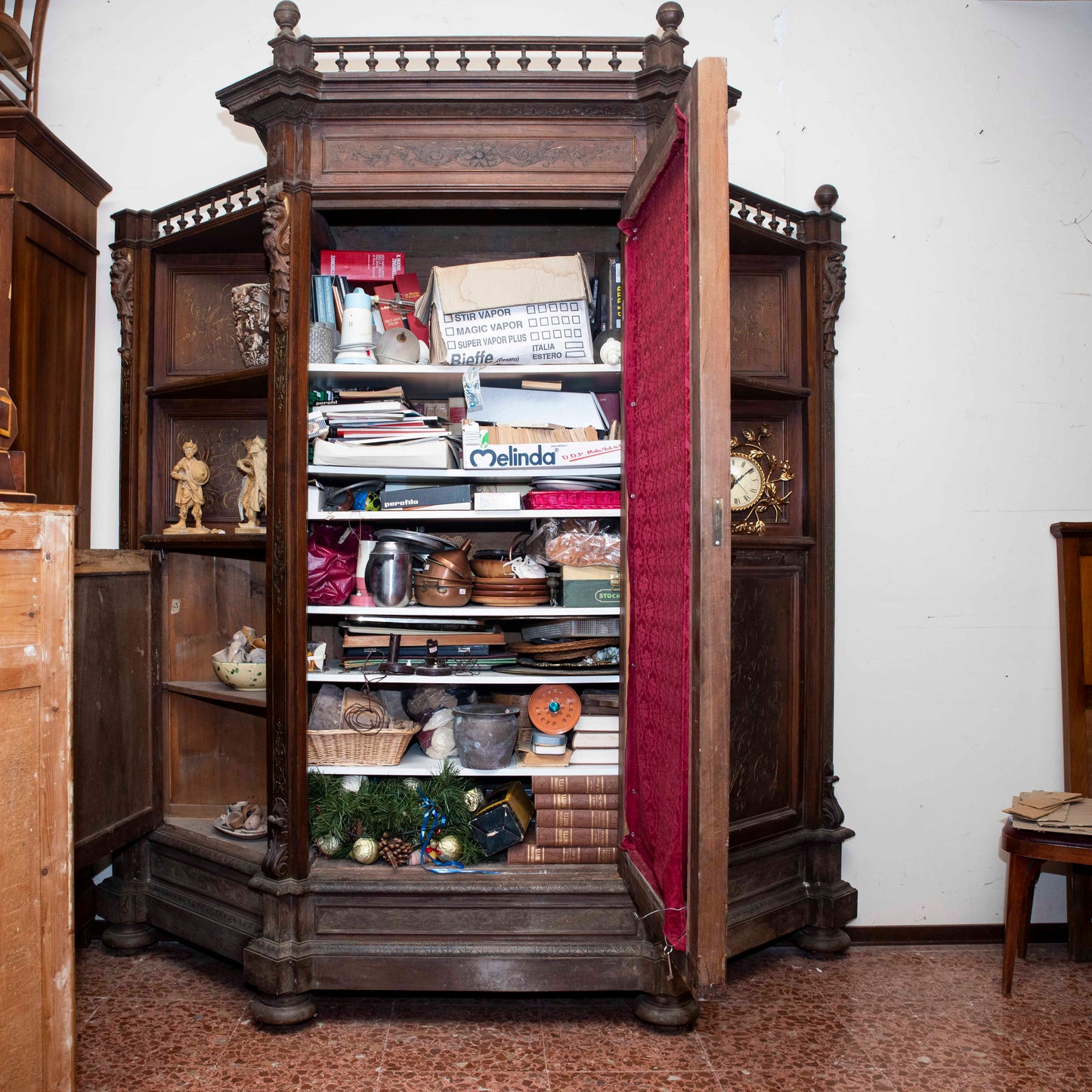 Credenza scantonata libreria 3 ante legno massello griglia in metallo epoca 1890