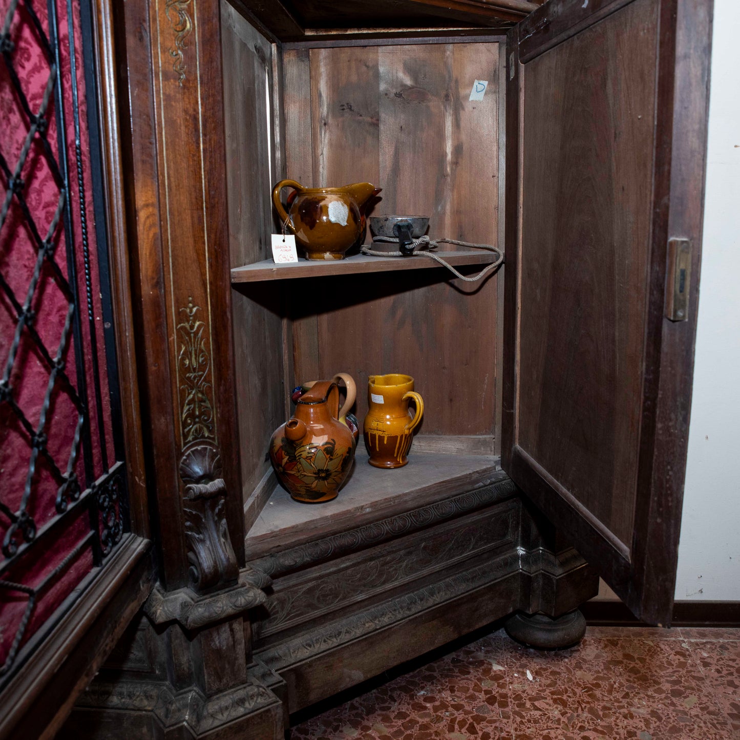 Credenza scantonata libreria 3 ante legno massello griglia in metallo epoca 1890