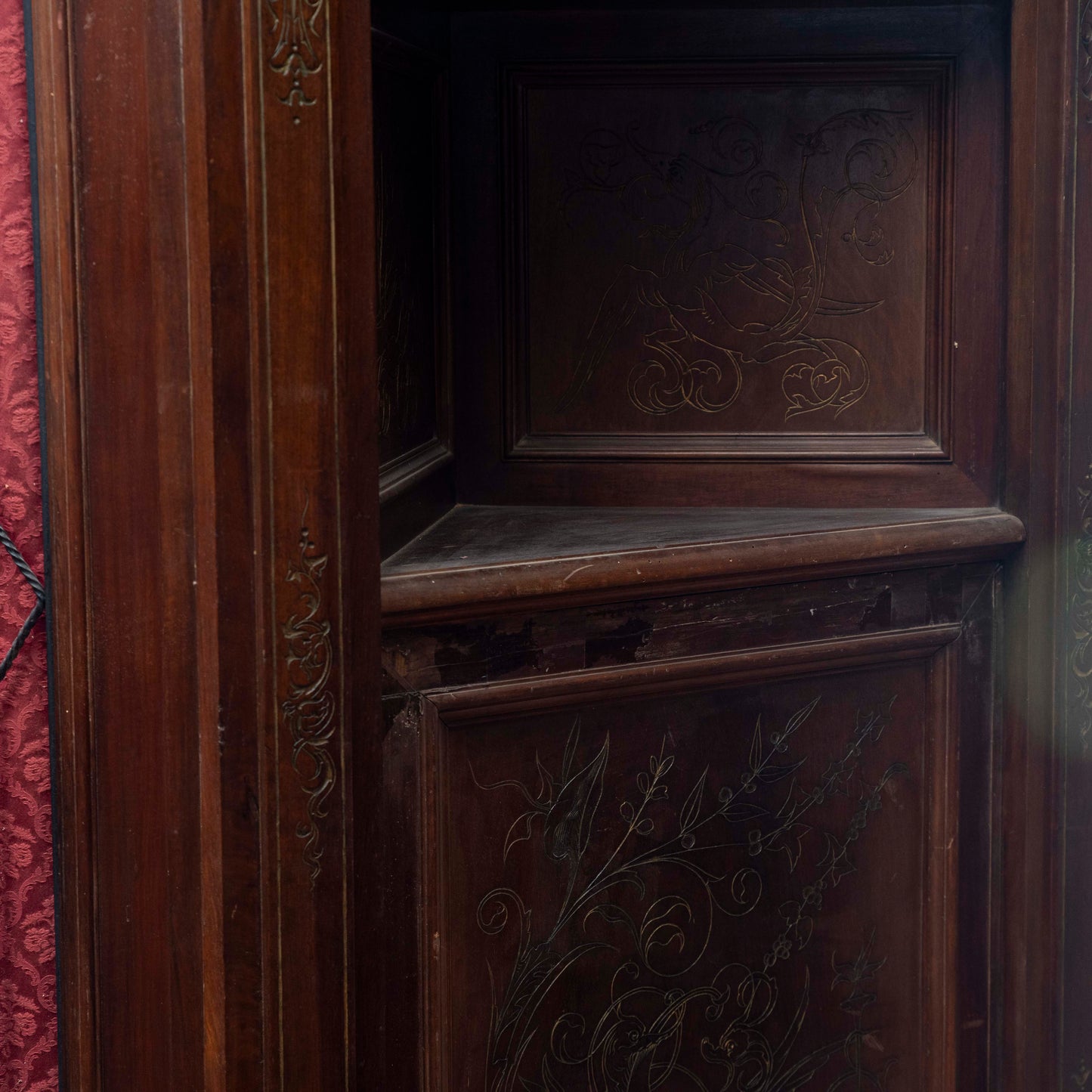 Credenza scantonata libreria 3 ante legno massello griglia in metallo epoca 1890