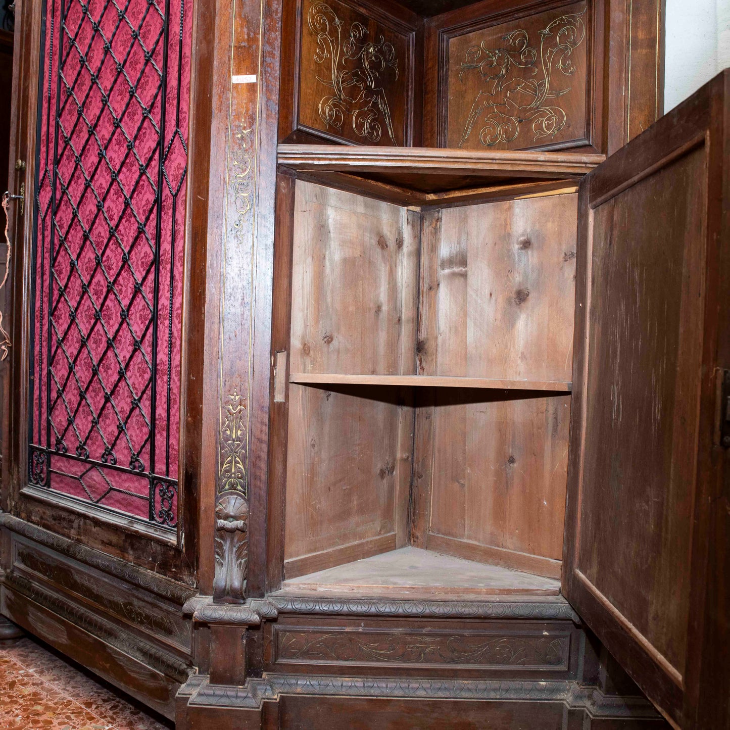 Credenza libreria legno massello scantonata tre ante griglia in metallo senza cimasa