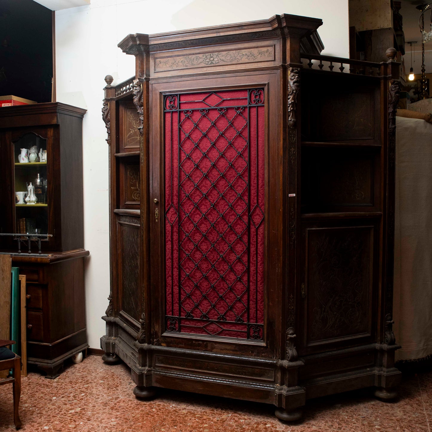Credenza libreria legno massello scantonata tre ante griglia in metallo senza cimasa
