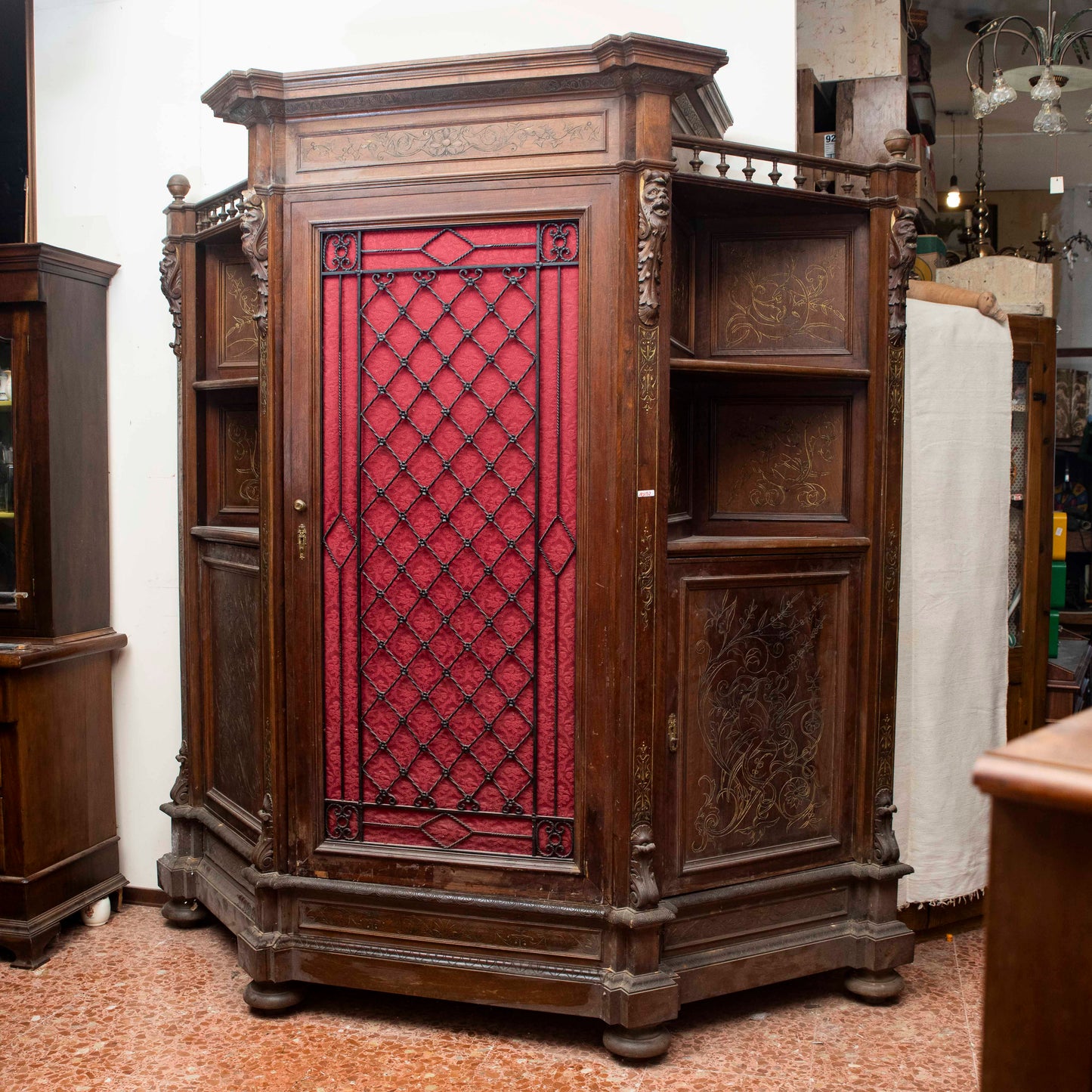 Credenza libreria legno massello scantonata tre ante griglia in metallo senza cimasa