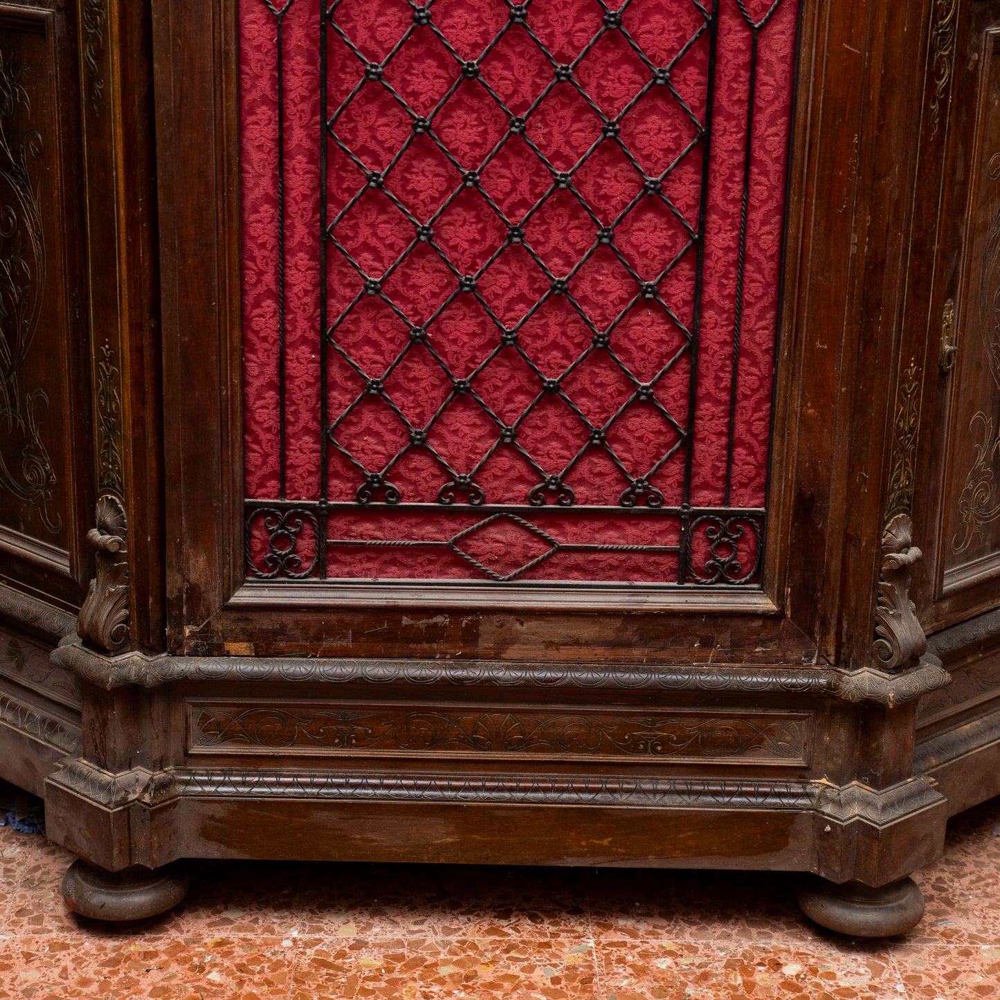 Credenza libreria legno massello scantonata tre ante griglia in metallo senza cimasa