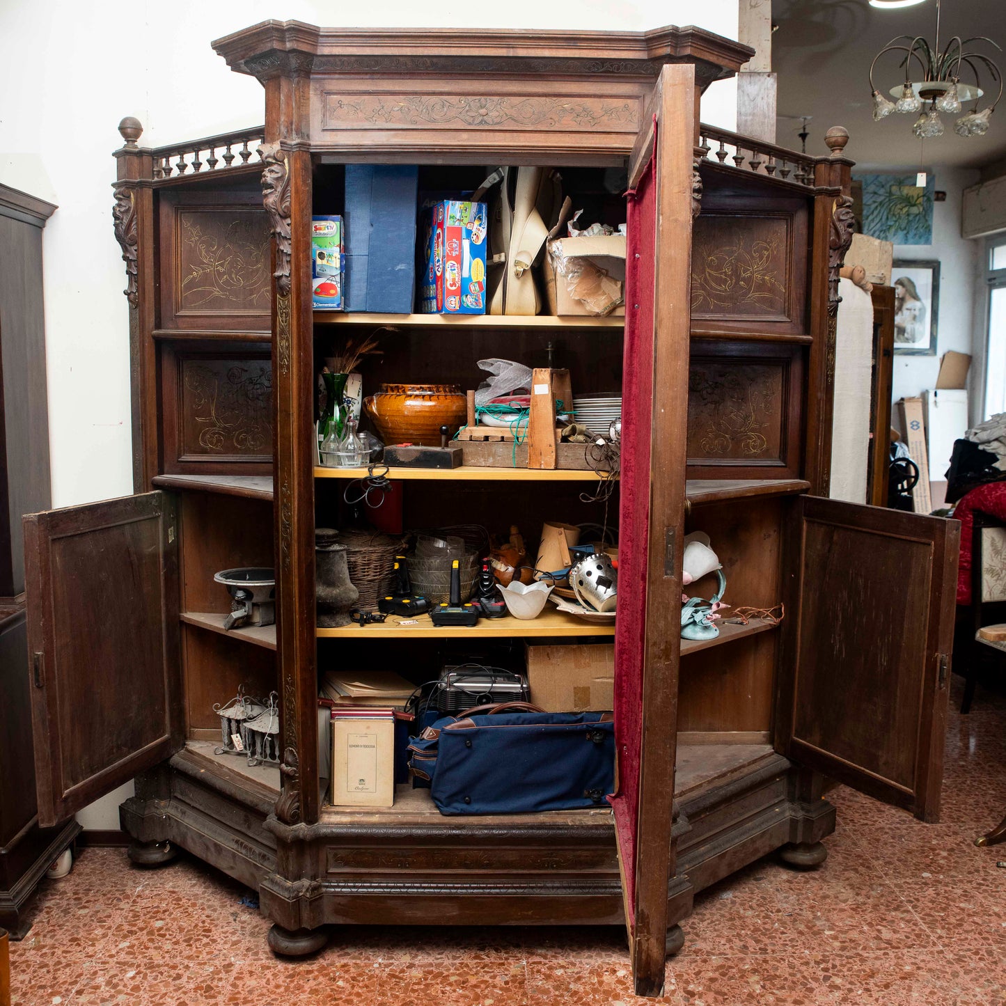 Credenza libreria legno massello scantonata tre ante griglia in metallo senza cimasa