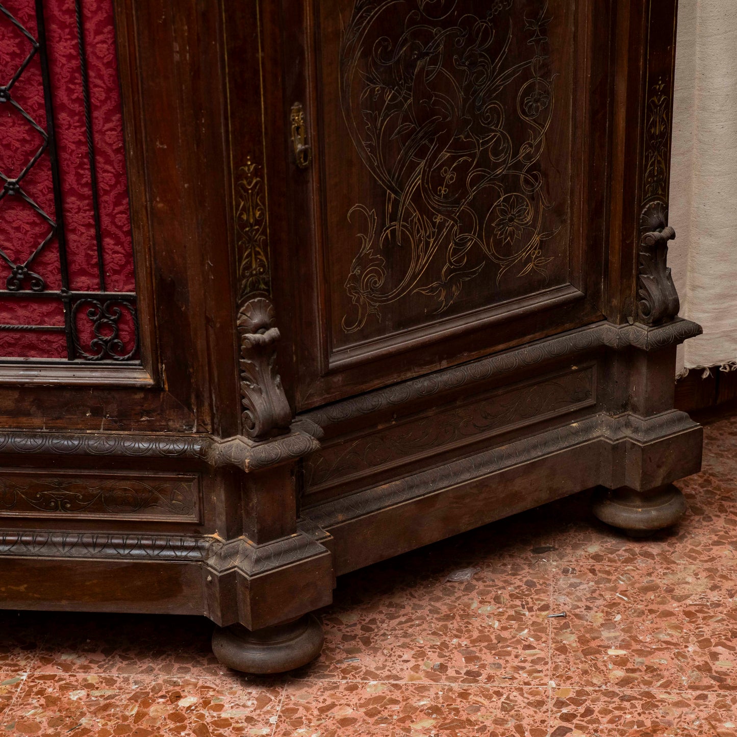 Credenza libreria legno massello scantonata tre ante griglia in metallo senza cimasa
