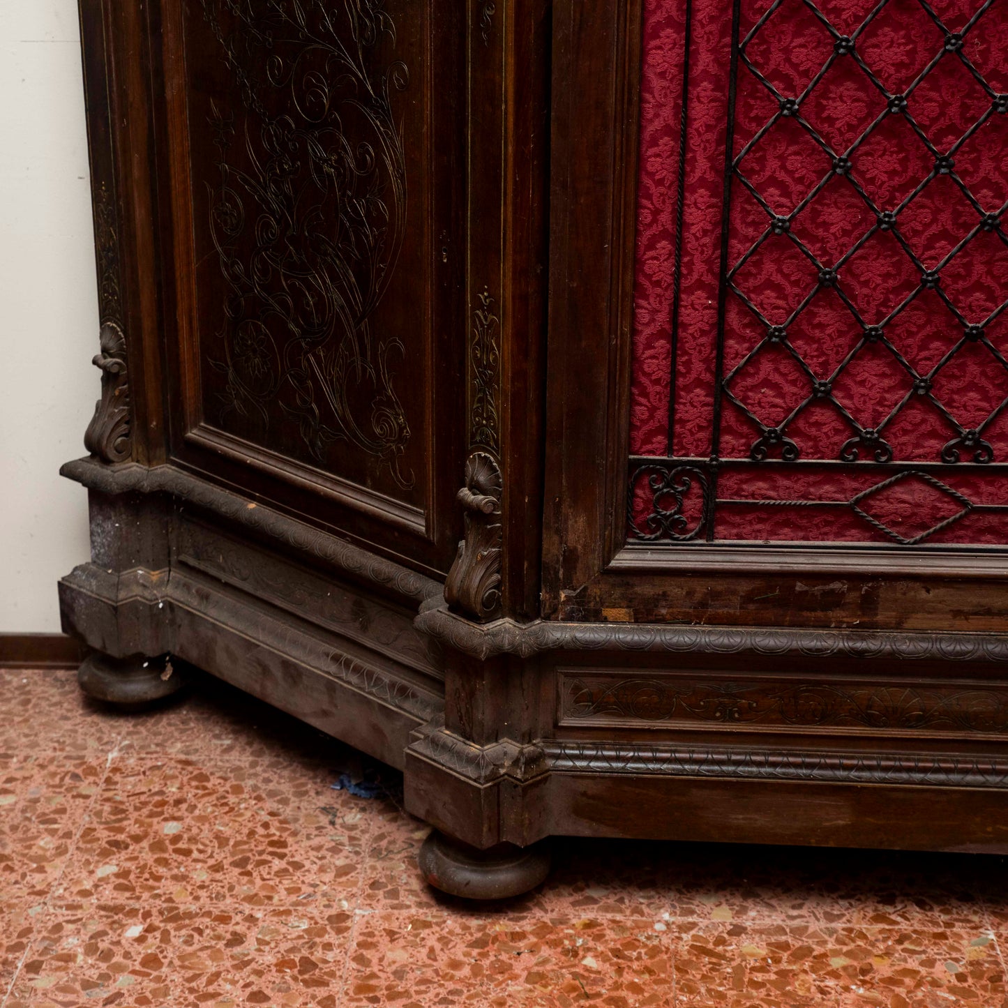 Credenza libreria legno massello scantonata tre ante griglia in metallo senza cimasa