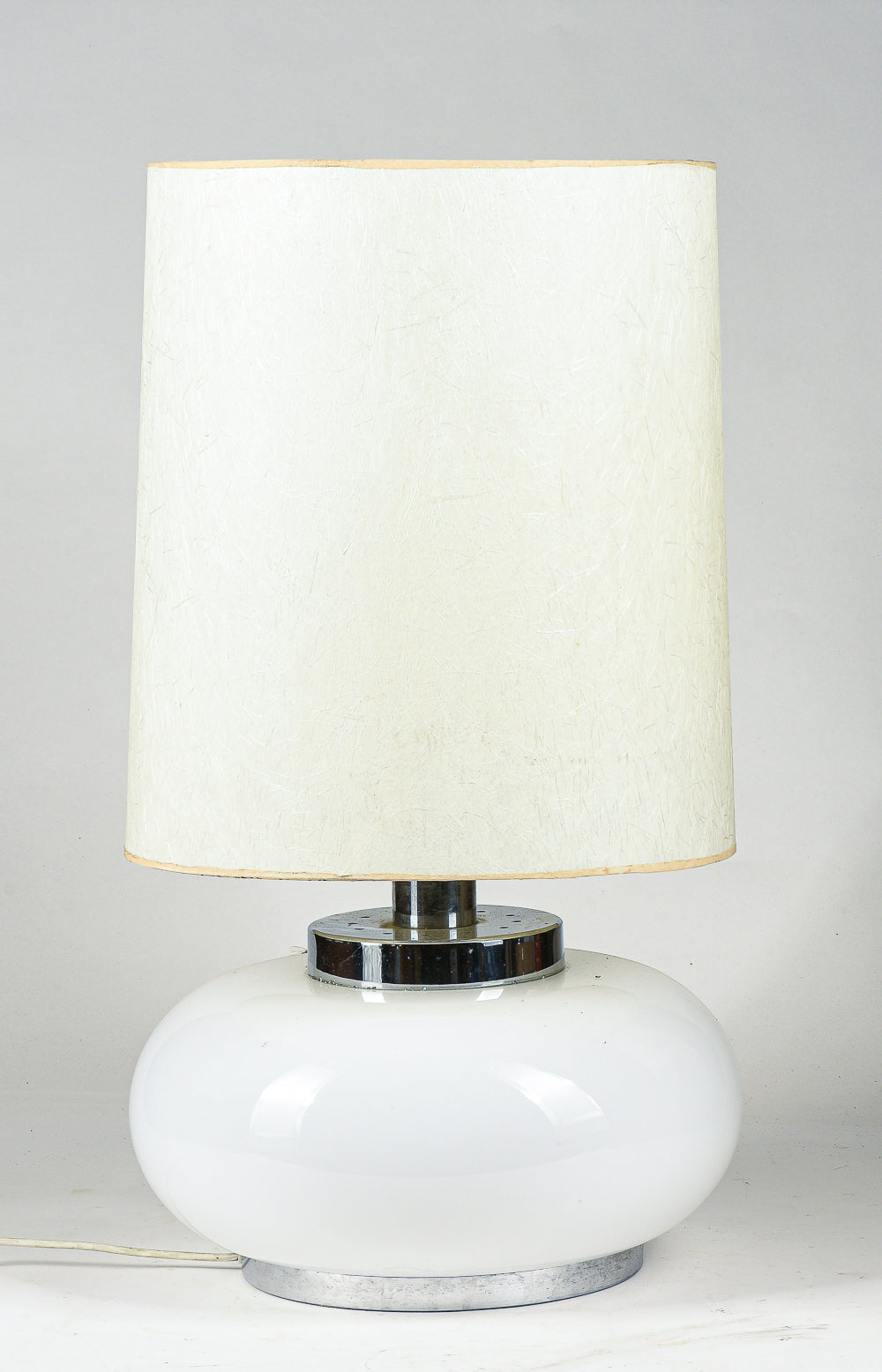 lampada da tavolo con base in metallo cromato e vetro bianco latte con cappa in tessuto Italia 1960