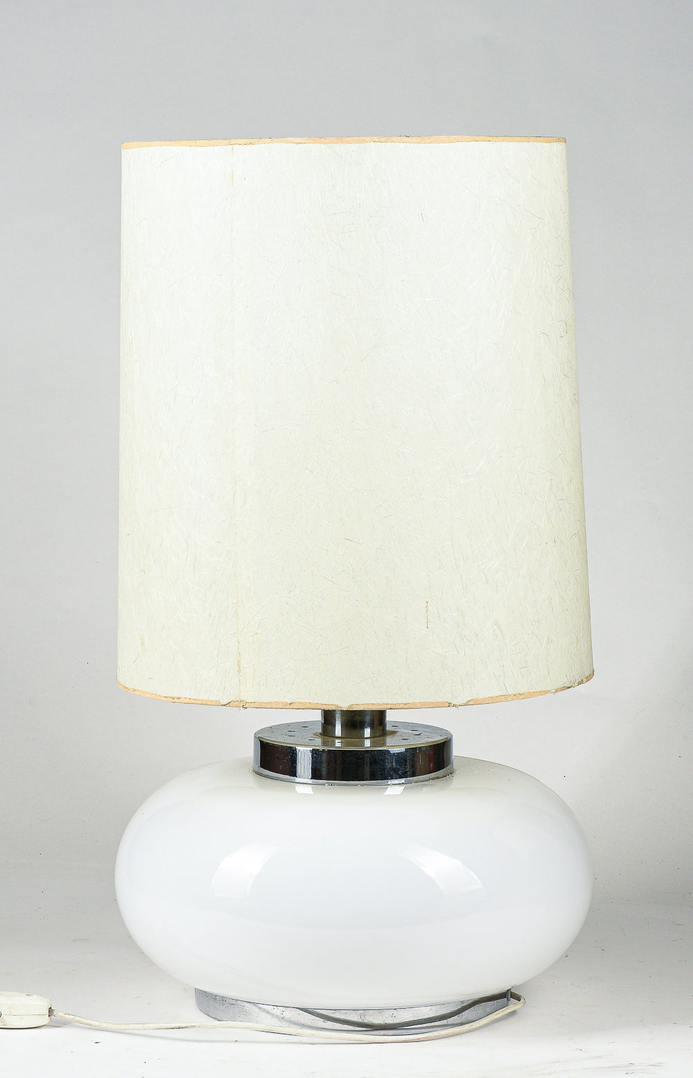 lampada da tavolo con base in metallo cromato e vetro bianco latte con cappa in tessuto Italia 1960