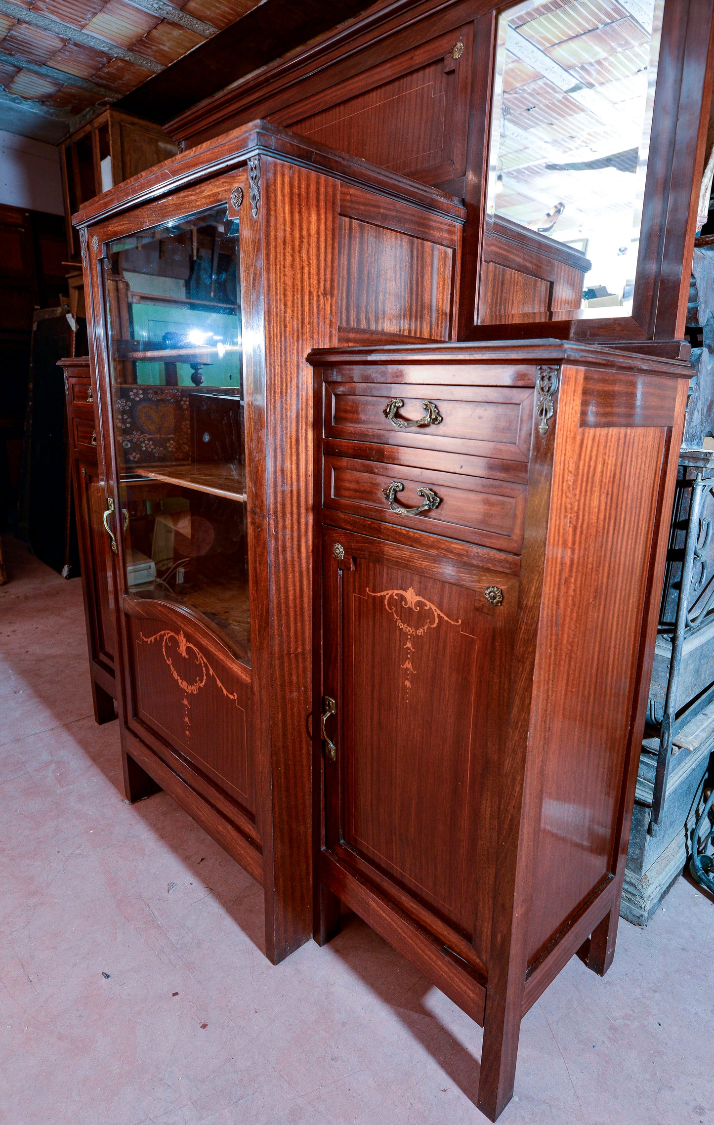 Credenza con vetrina centrale piani in marmo nero intarsi impellicciata epoca Liberty