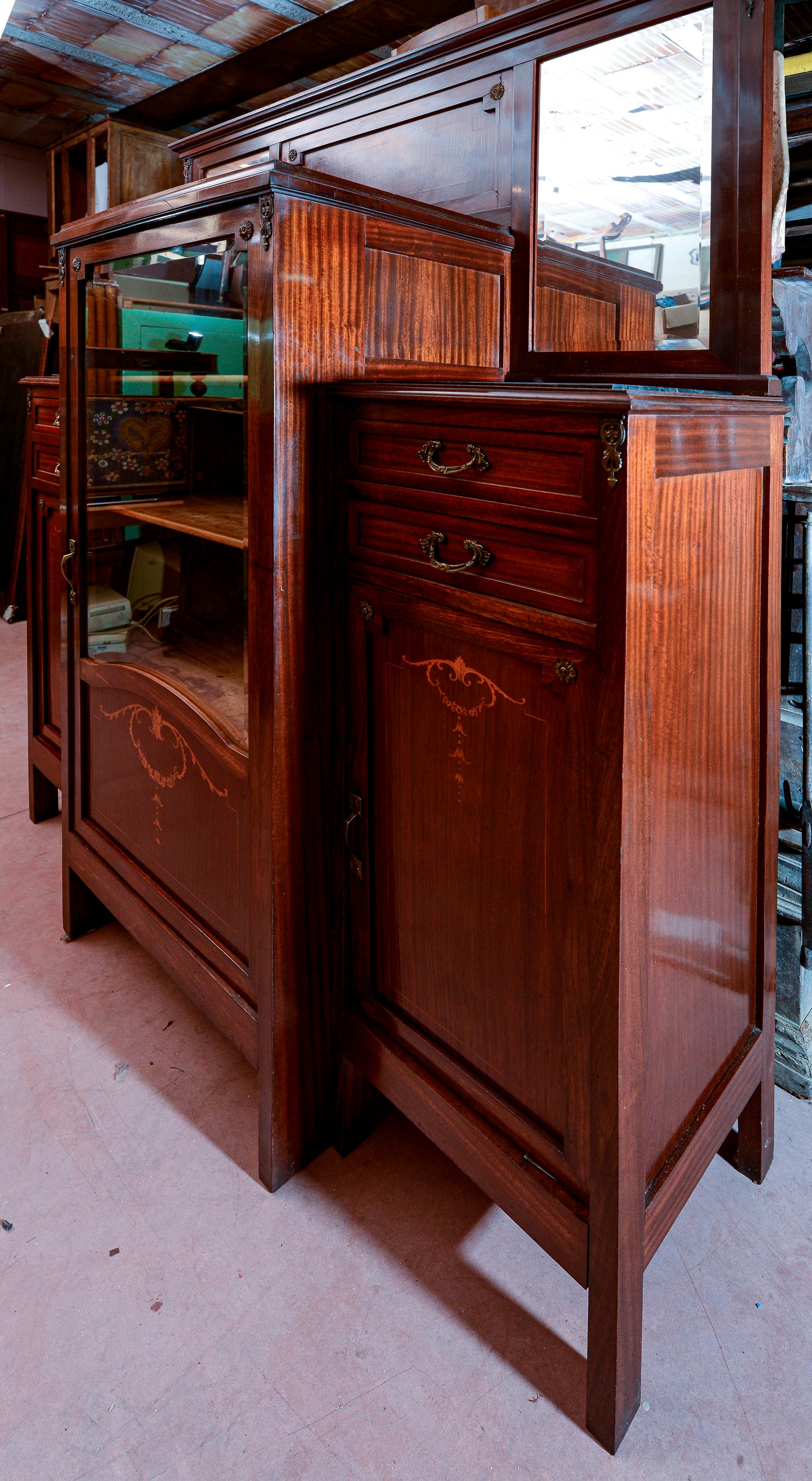 Credenza con vetrina centrale piani in marmo nero intarsi impellicciata epoca Liberty