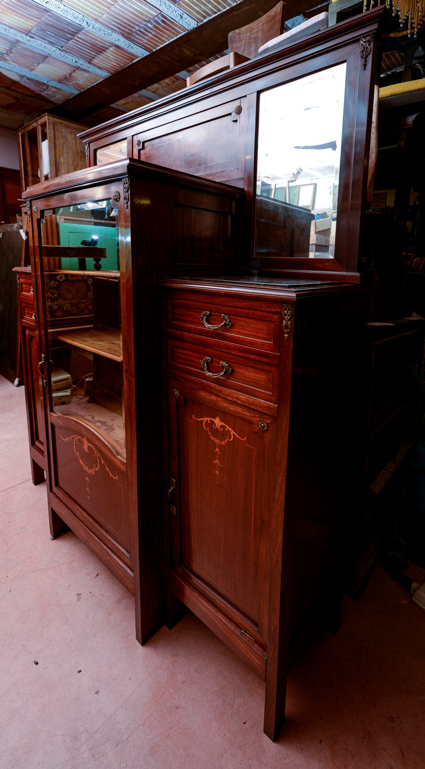 Credenza con vetrina centrale piani in marmo nero intarsi impellicciata epoca Liberty