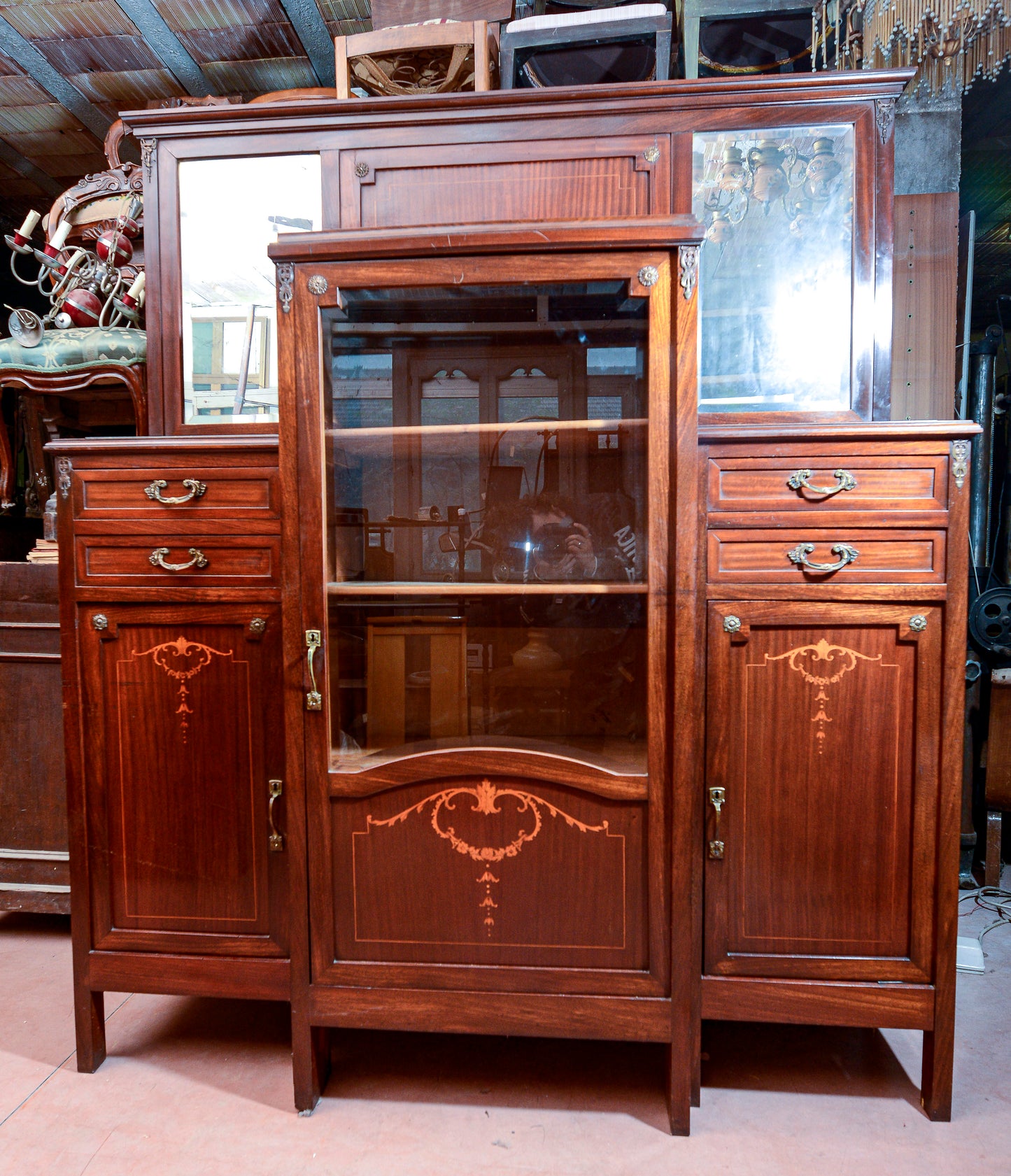 Credenza con vetrina centrale piani in marmo nero intarsi impellicciata epoca Liberty