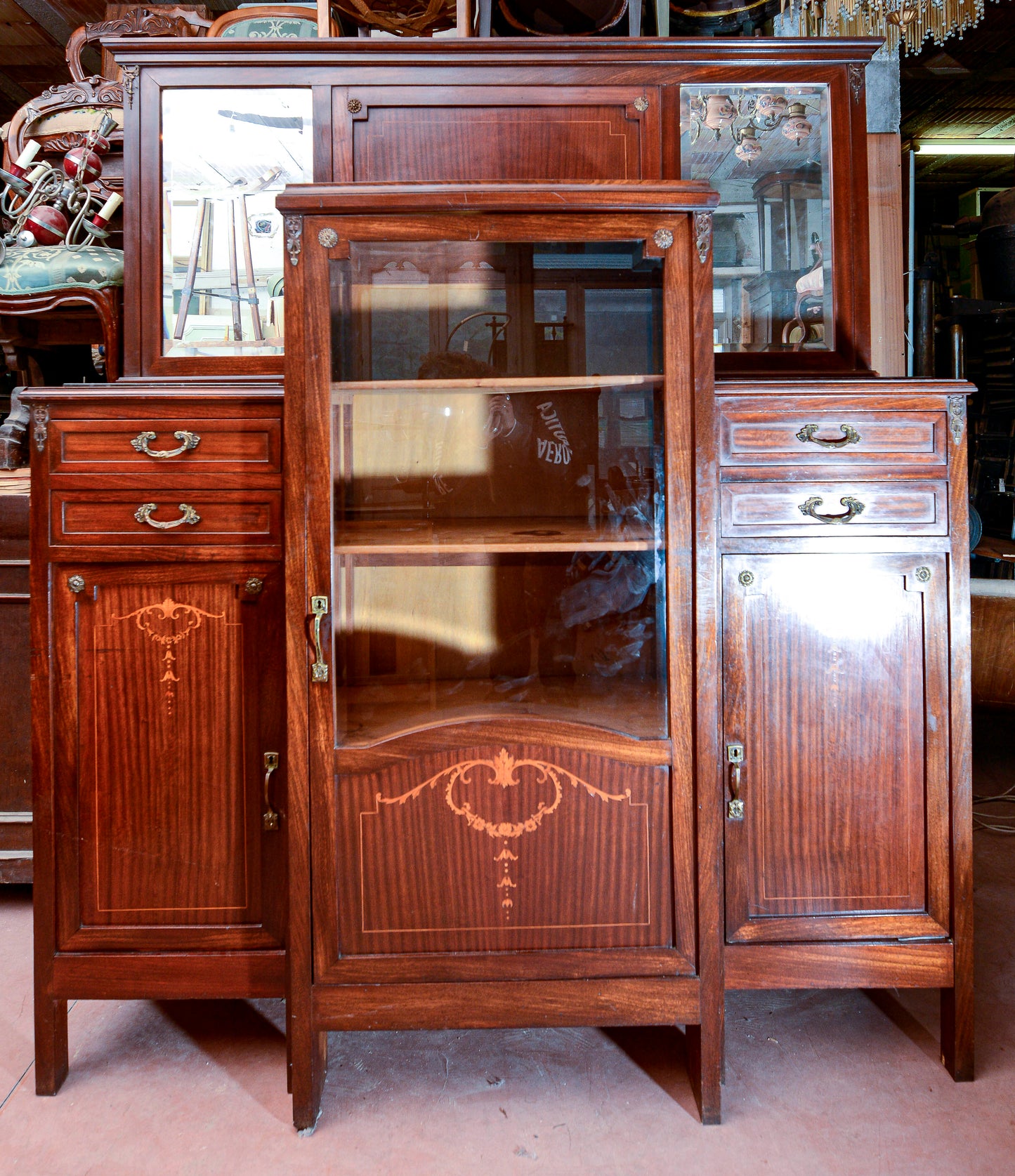 Credenza con vetrina centrale piani in marmo nero intarsi impellicciata epoca Liberty