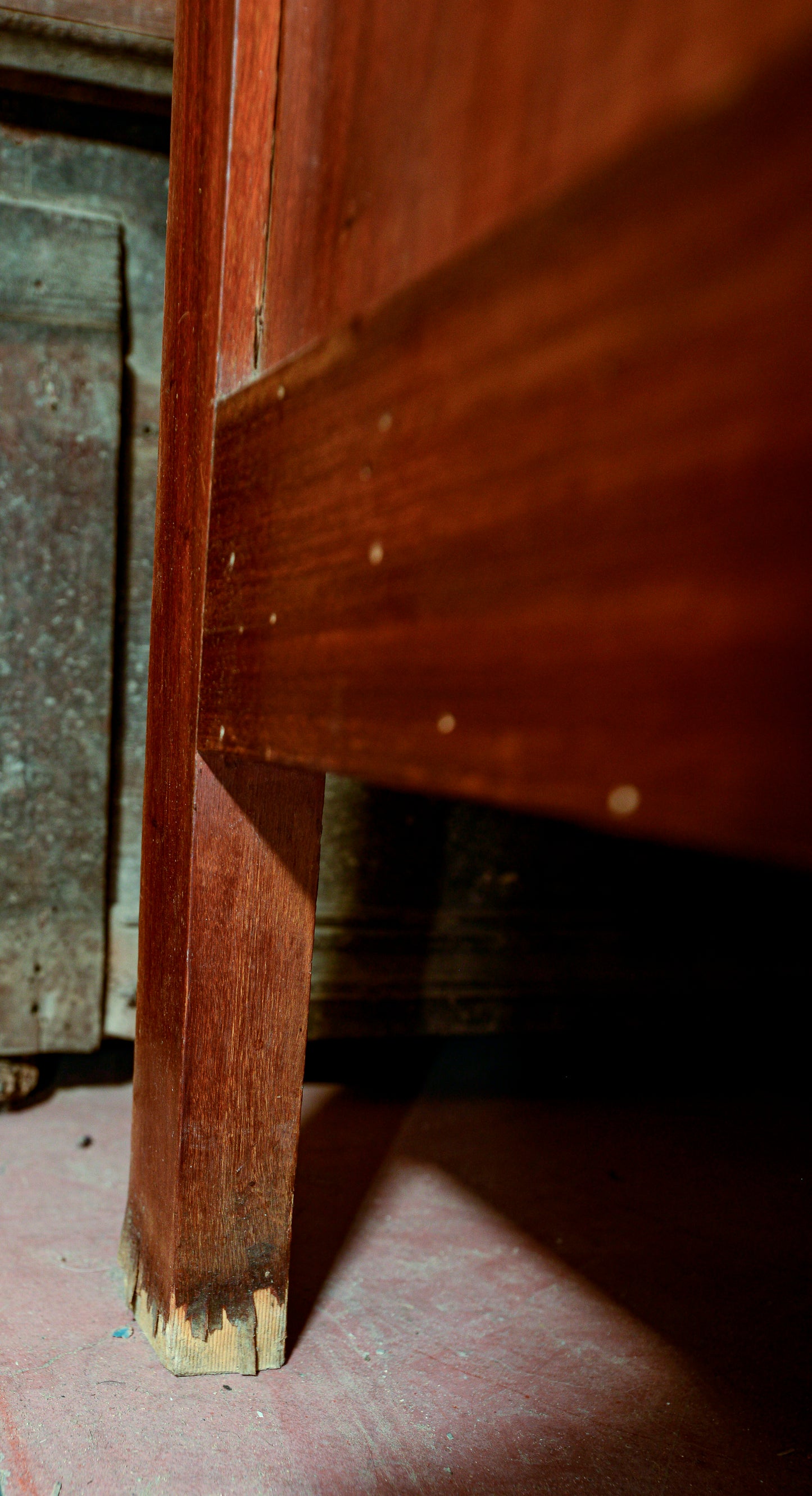 Credenza con vetrina centrale piani in marmo nero intarsi impellicciata epoca Liberty