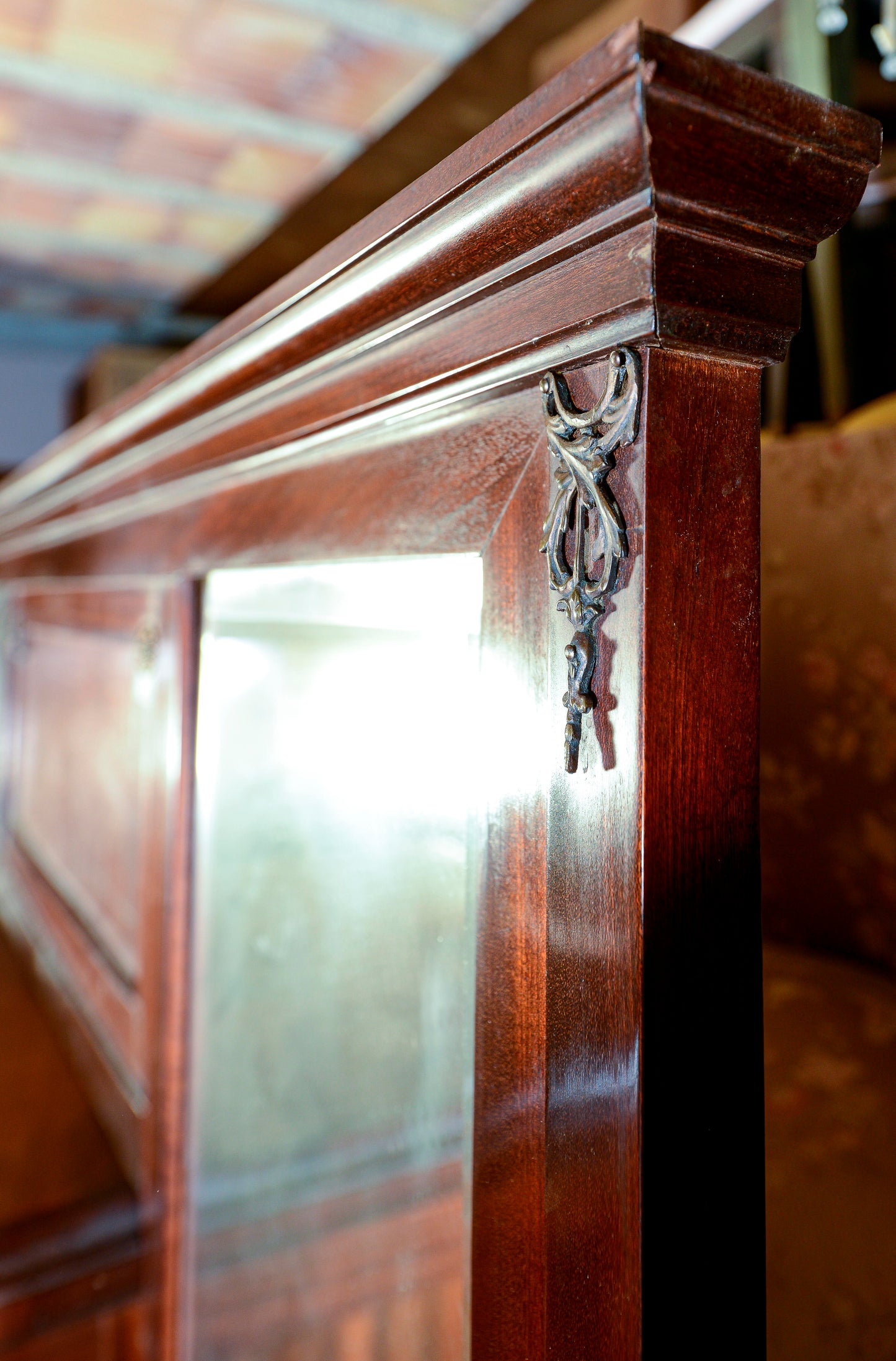 Credenza con vetrina centrale piani in marmo nero intarsi impellicciata epoca Liberty