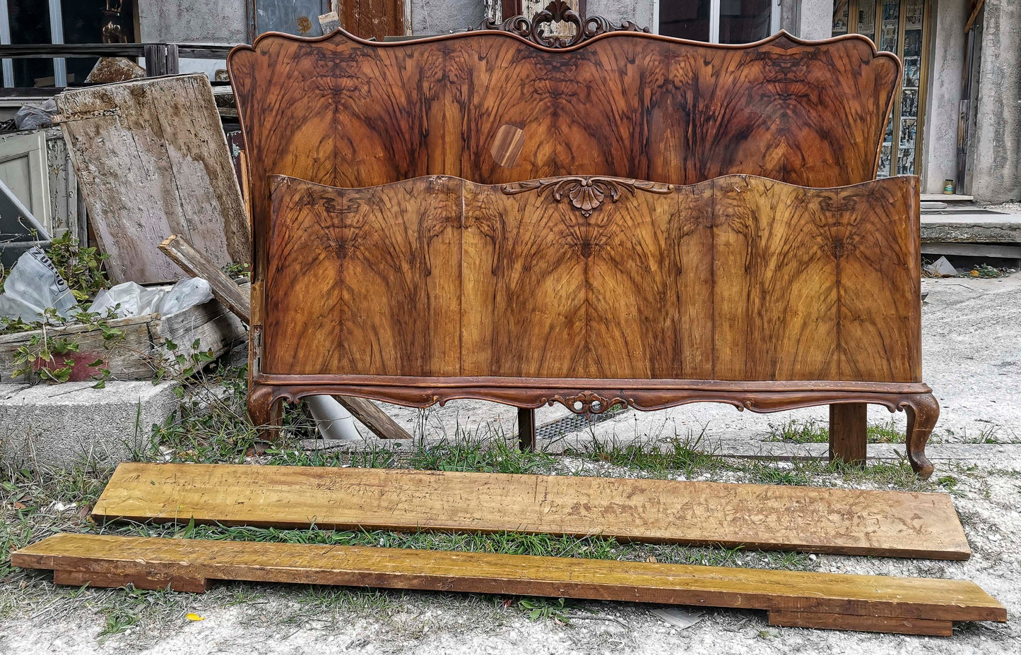 Letto Chippendale con sponde in legno noce impellicciato