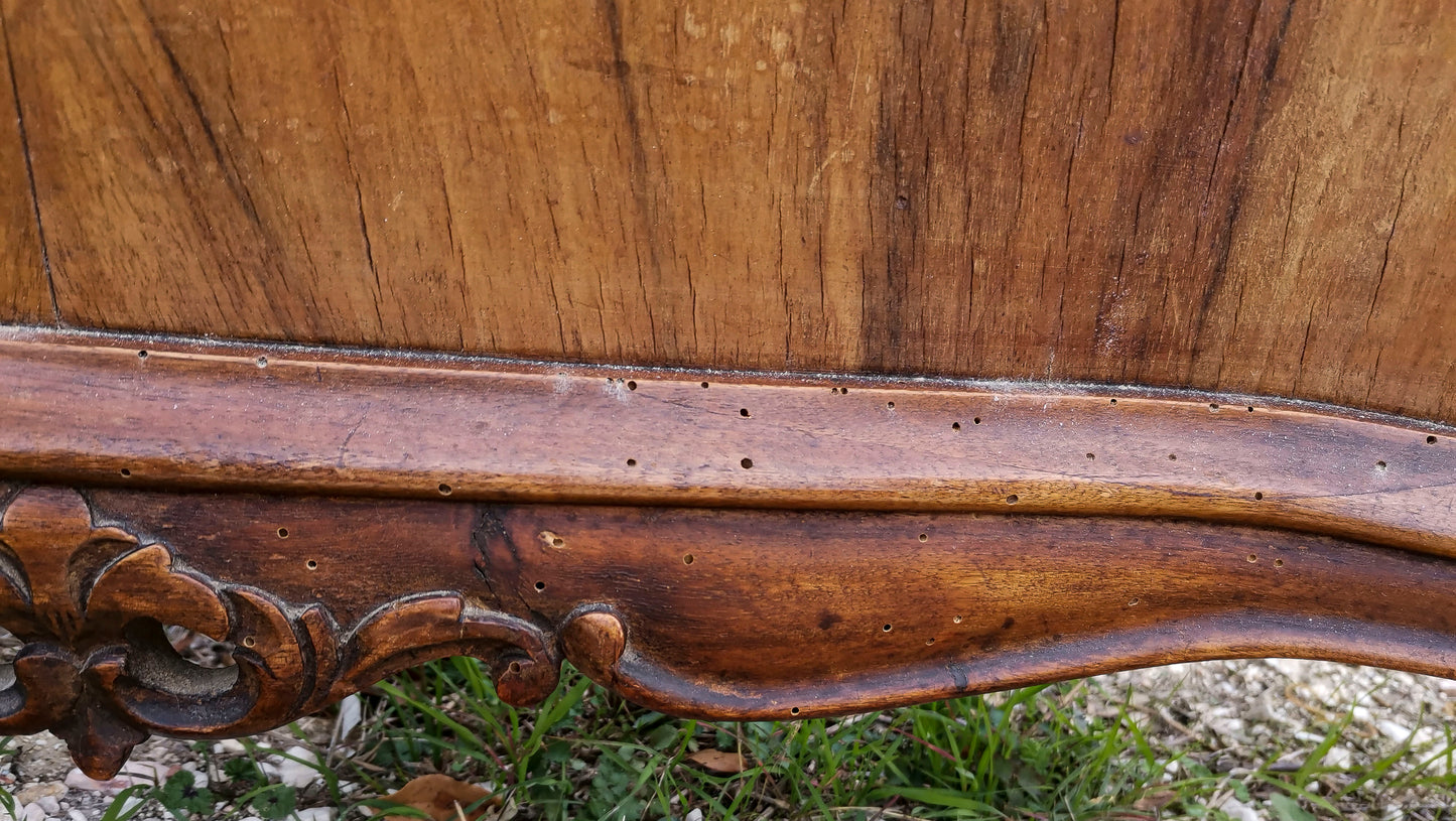 Letto Chippendale con sponde in legno noce impellicciato