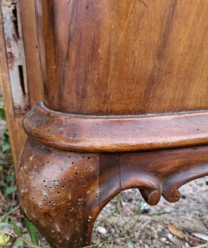 Letto Chippendale con sponde in legno noce impellicciato