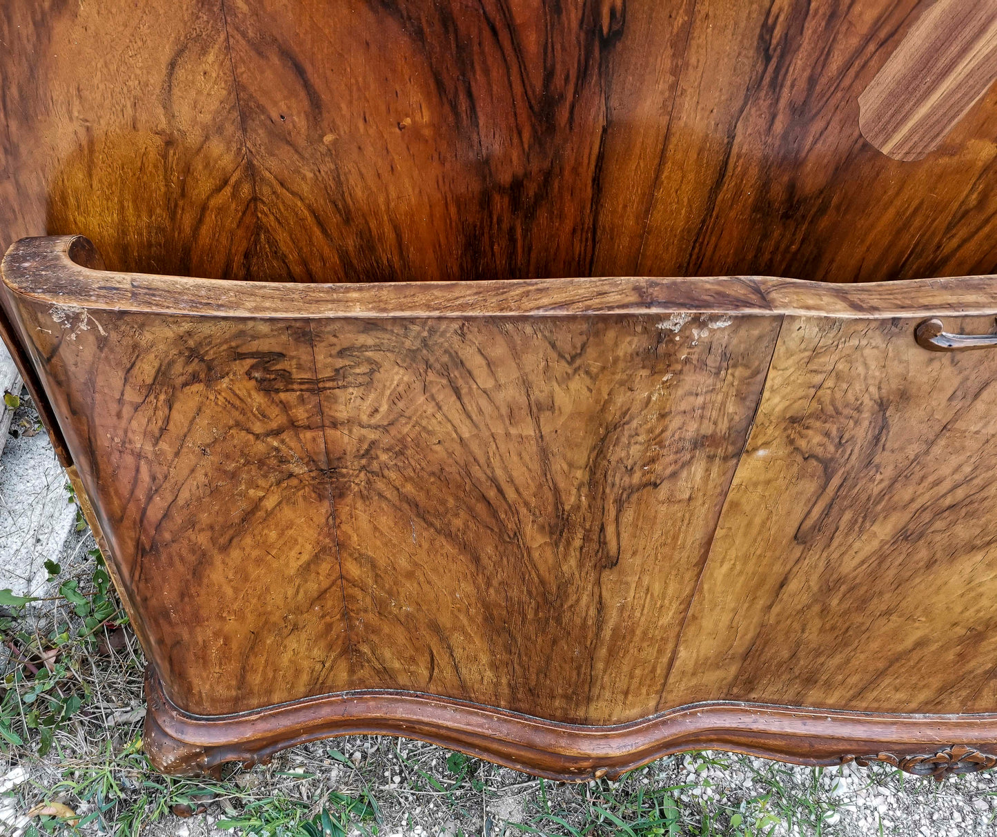 Letto Chippendale con sponde in legno noce impellicciato