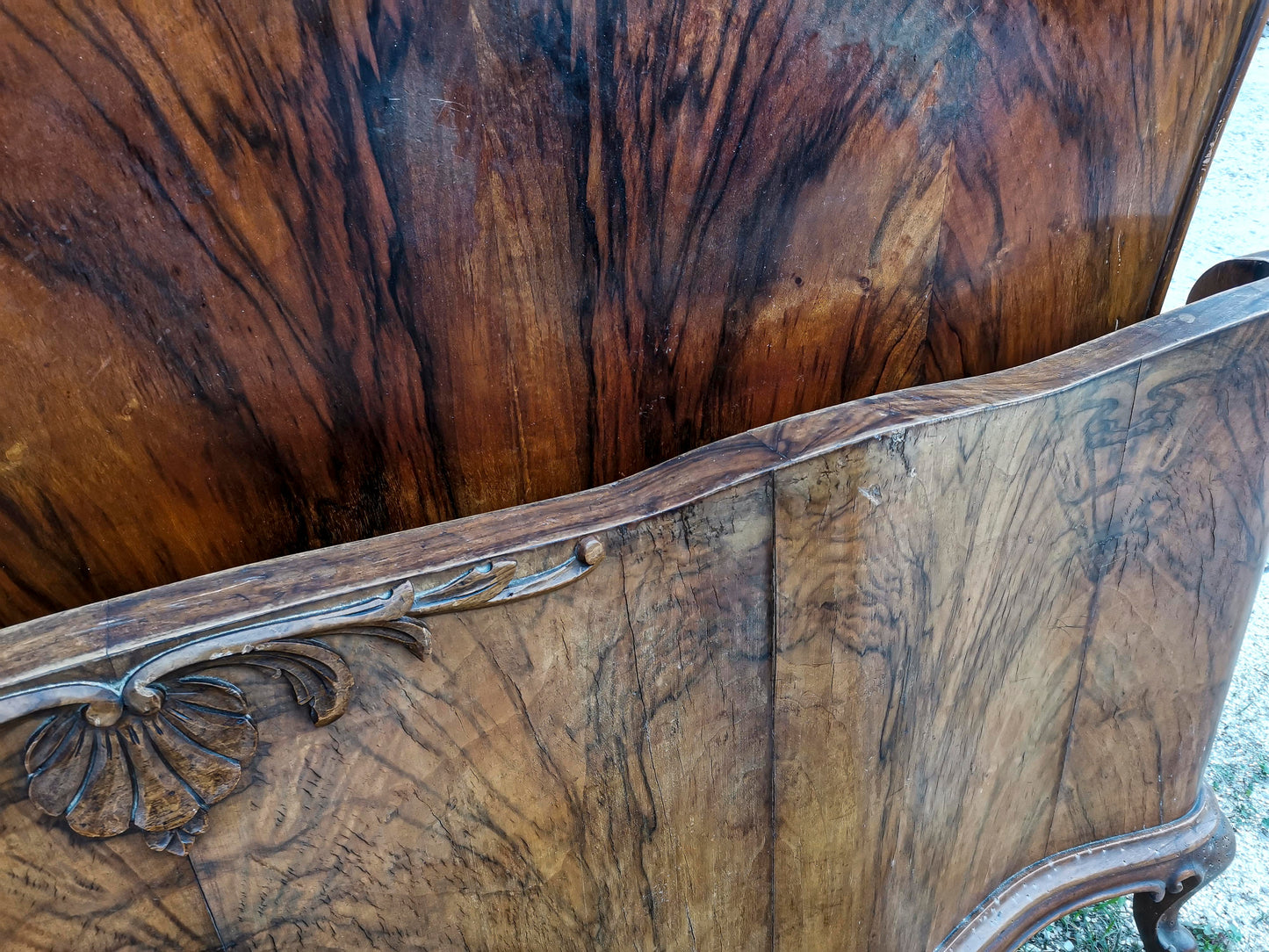 Letto Chippendale con sponde in legno noce impellicciato